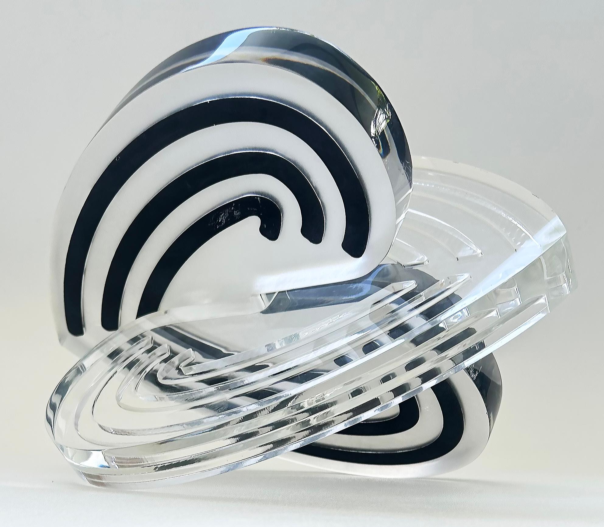 Lucite Scultura d'amore in lucite a strisce con cuori intrecciati dell'artista Michael Gitter in vendita