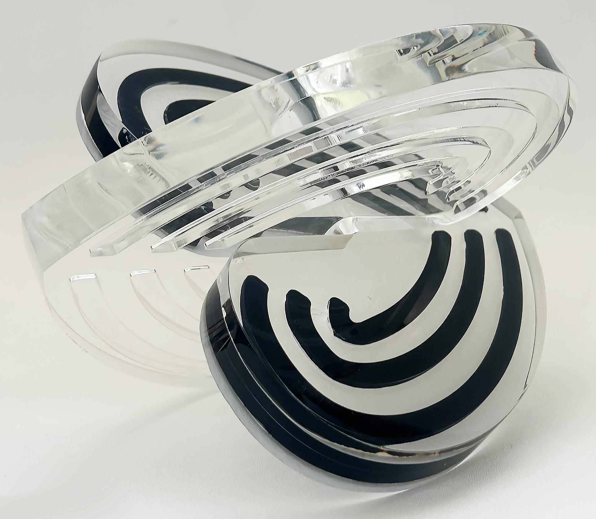 Scultura d'amore in lucite a strisce con cuori intrecciati dell'artista Michael Gitter in vendita 1