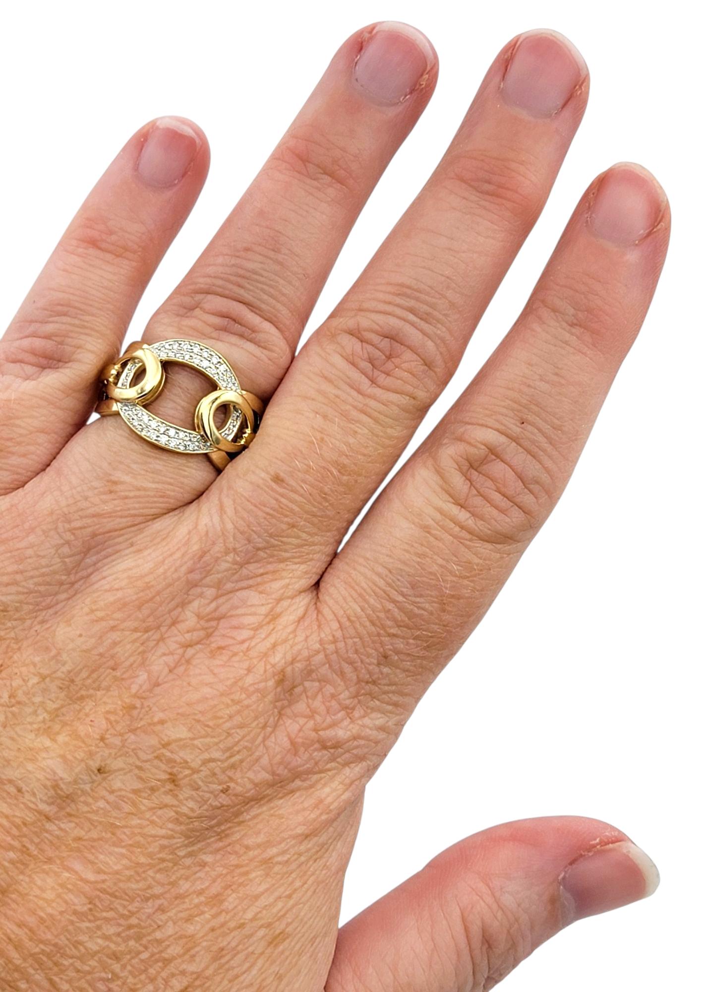 Interlocking Open Circle Motif Pavé Diamond Band Ring in 14 Karat Yellow Gold im Angebot 1