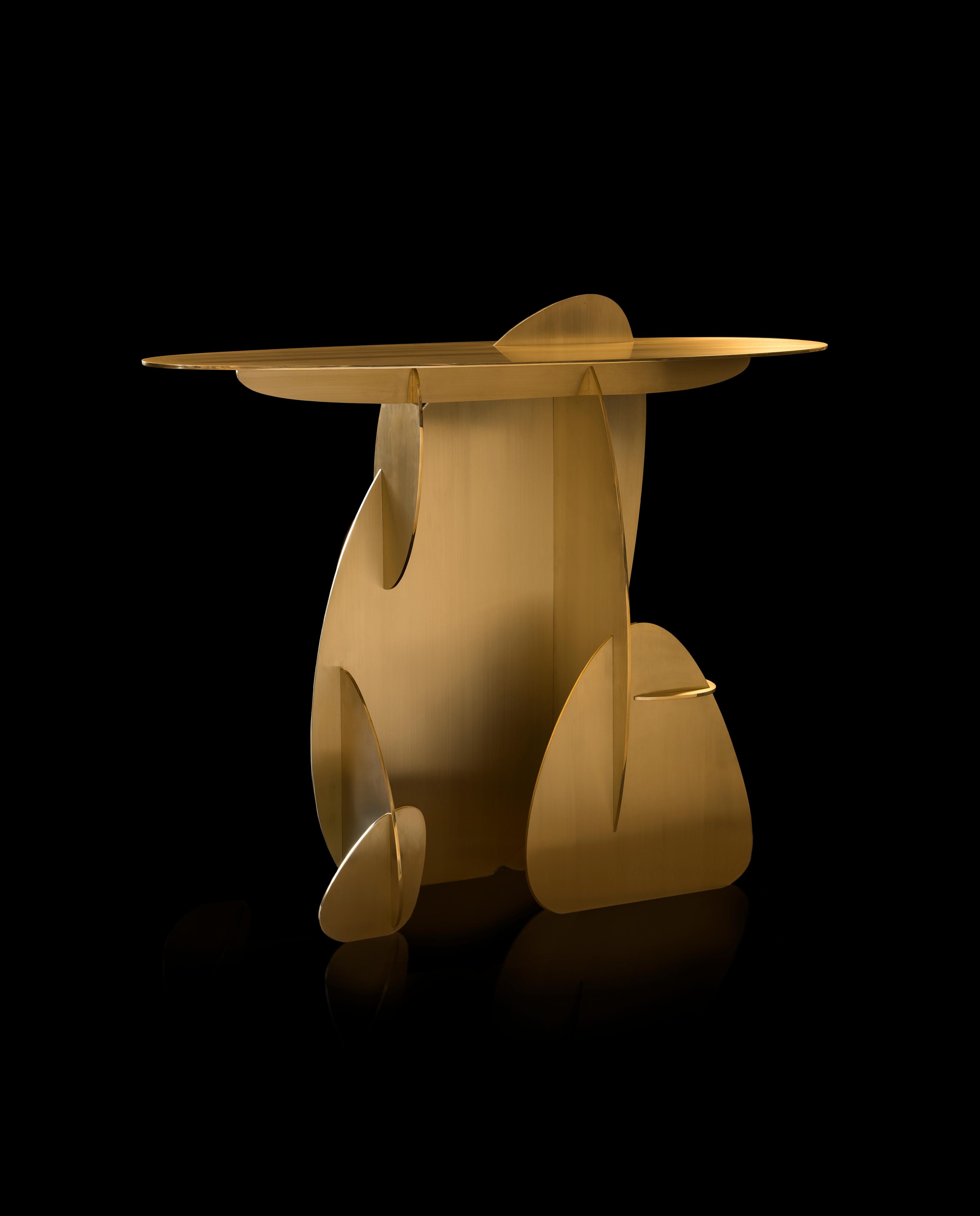 Interlocking panels is an elegant and inventive furniture collection.
The pieces are designed with interconnected elements modelled on pebbles and includes candleholders, consoles, and floor lamps. This project follows the artist’s desire to build