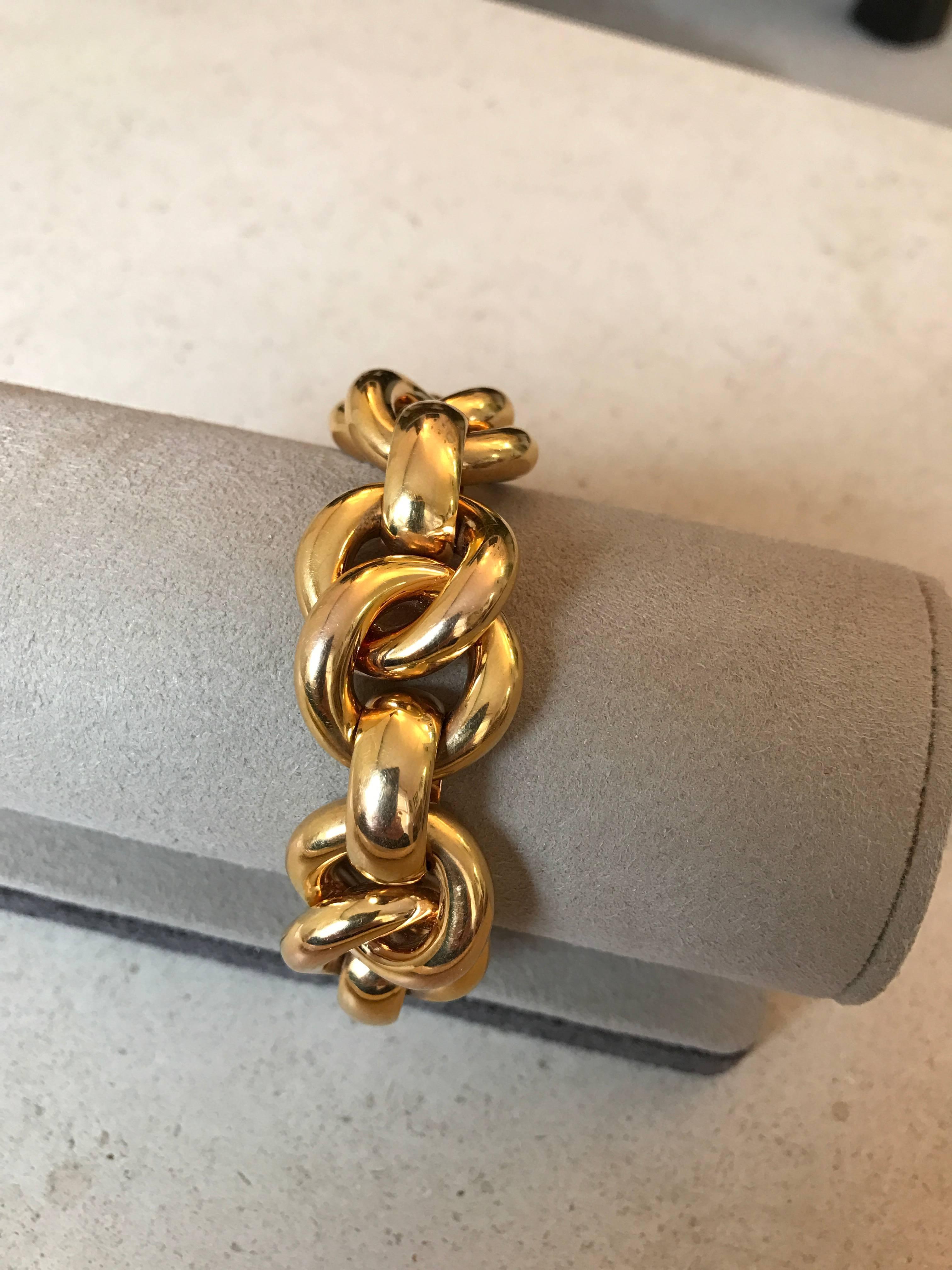 Interlocking Yellow Gold 18 Karat Circles Bracelet Bangle In Excellent Condition For Sale In London, GB