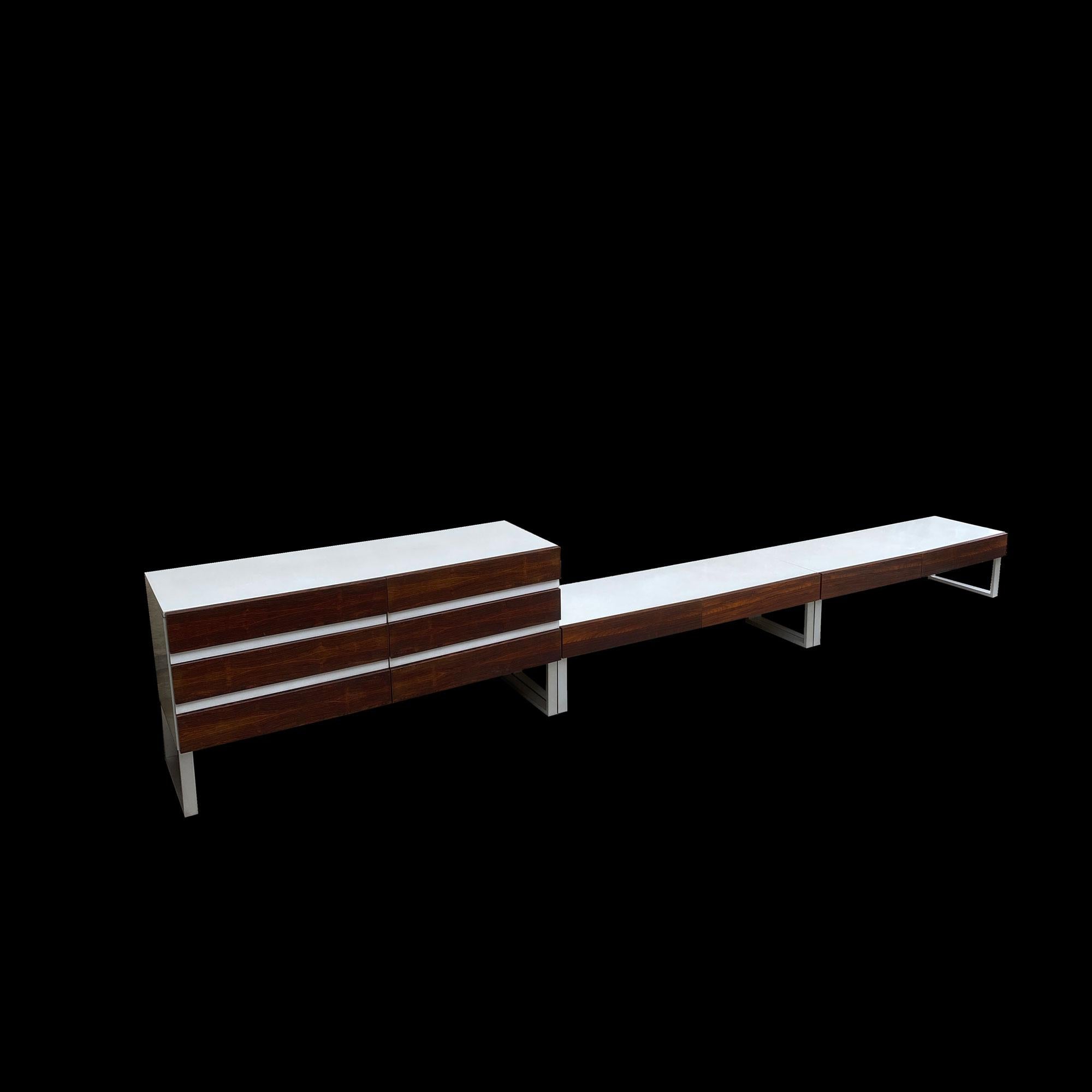 Interlüke 
set del marchio tedesco Interlüke che comprende una cassettiera con 6 cassetti e due moduli bassi di 360 cm di lunghezza.
