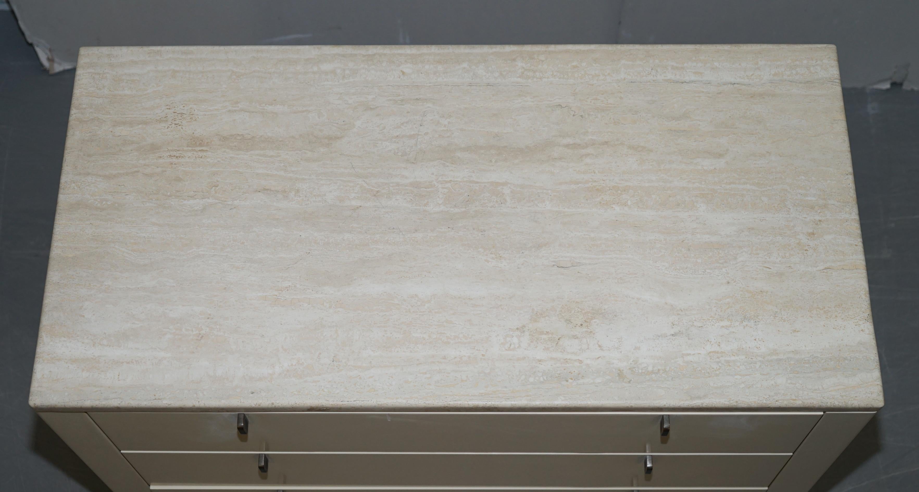 Allemand Interlubke commode et paire de tiroirs de chevet surmontés de marbre, fabriqués en Allemagne en vente