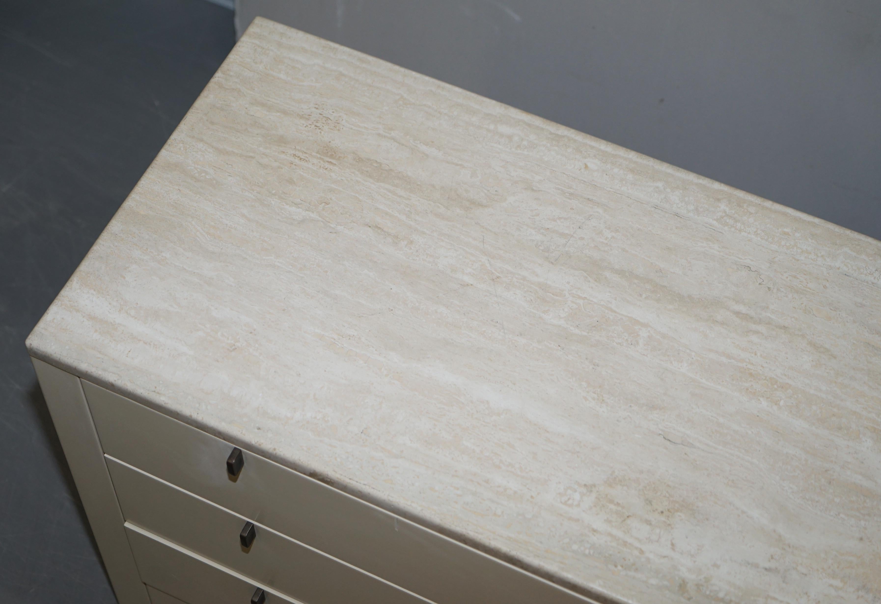 Fait main Interlubke commode et paire de tiroirs de chevet surmontés de marbre, fabriqués en Allemagne en vente