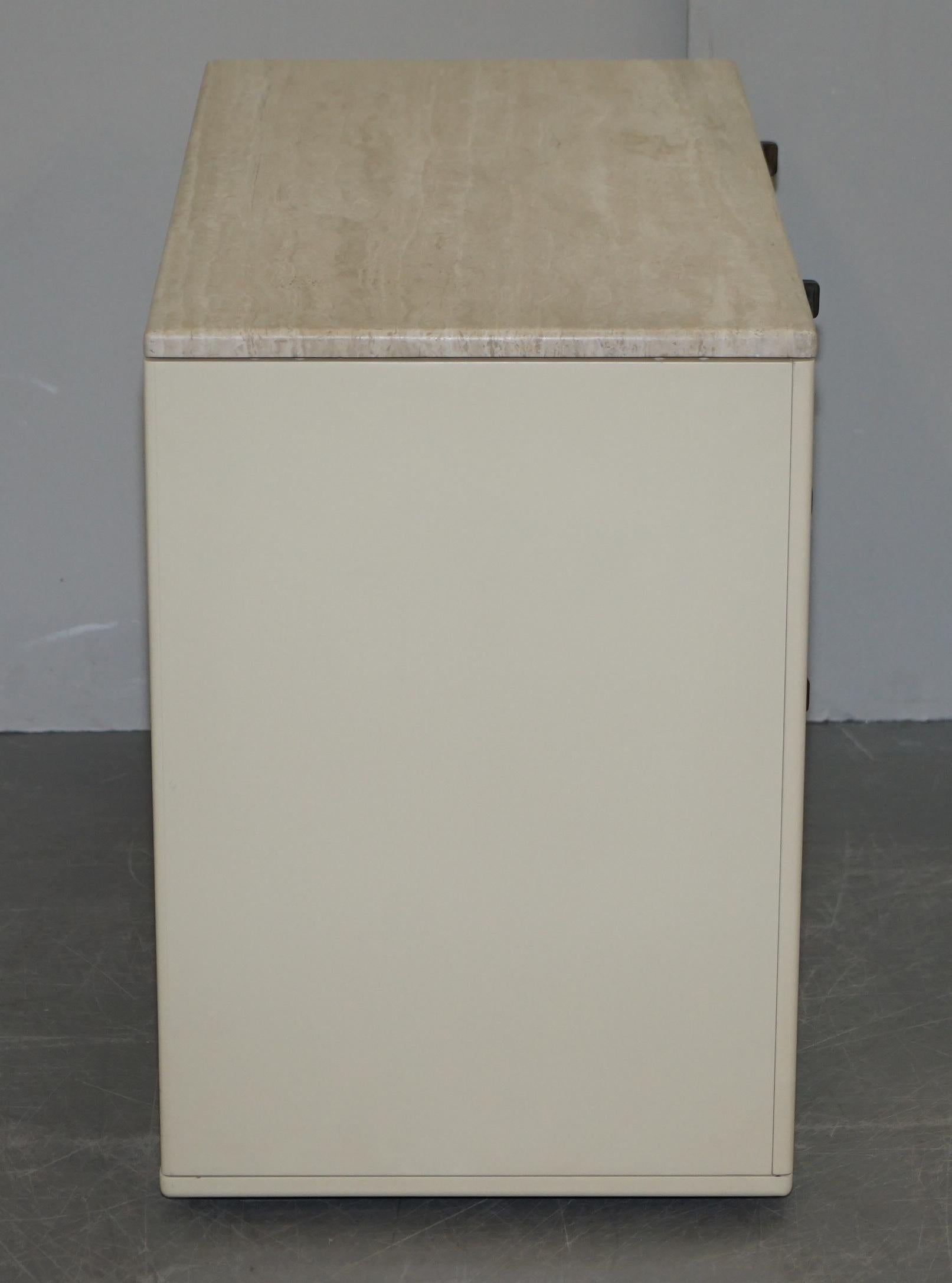 Interlubke commode et paire de tiroirs de chevet surmontés de marbre, fabriqués en Allemagne en vente 1