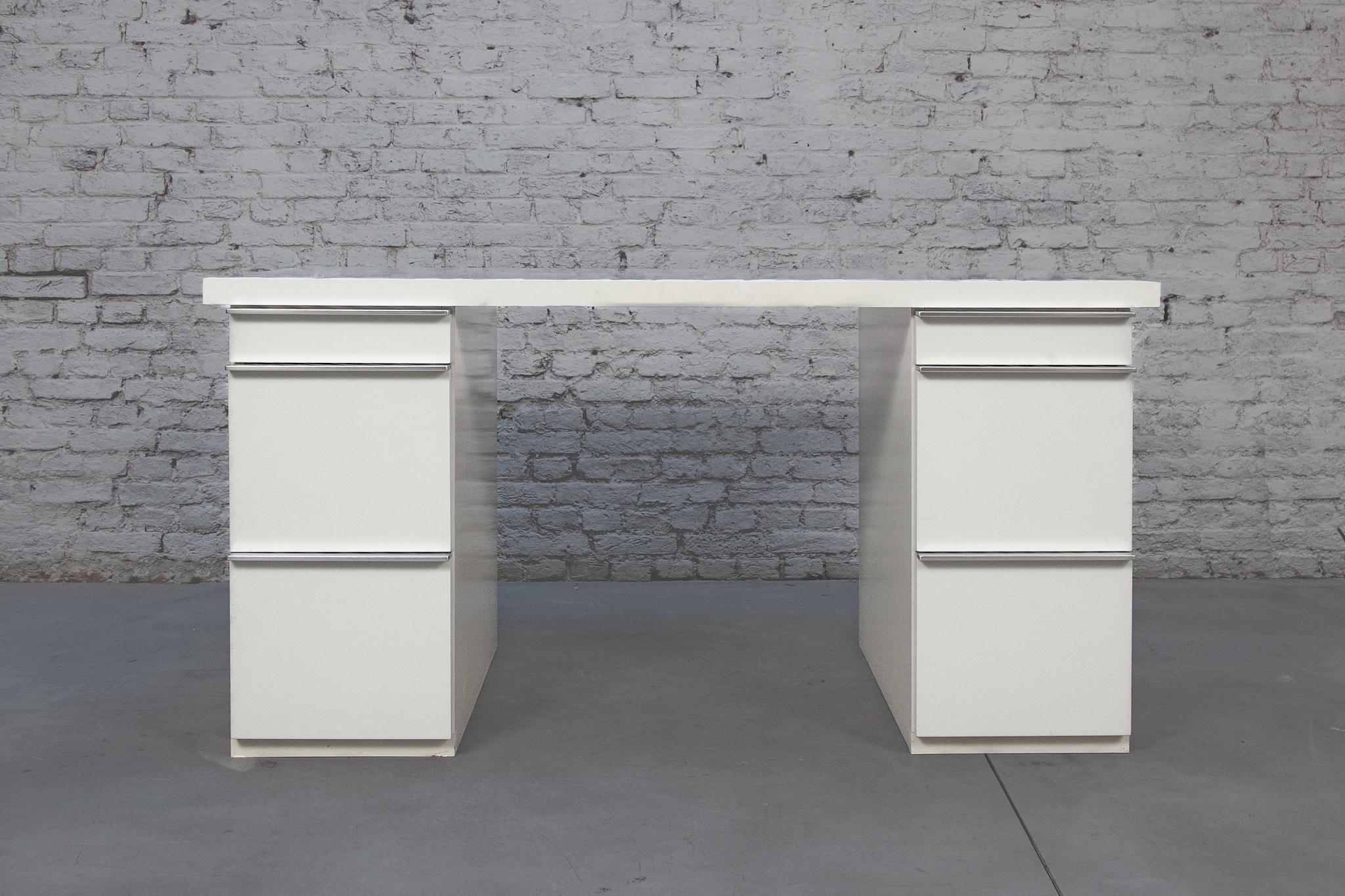 Post modern white laminate Interlübke desk beautiful, simple, sleek design that can stand freely in a spacious room or is also suitable for a small space.
The desk offers space for many storage options in the 6 drawers..In original very good