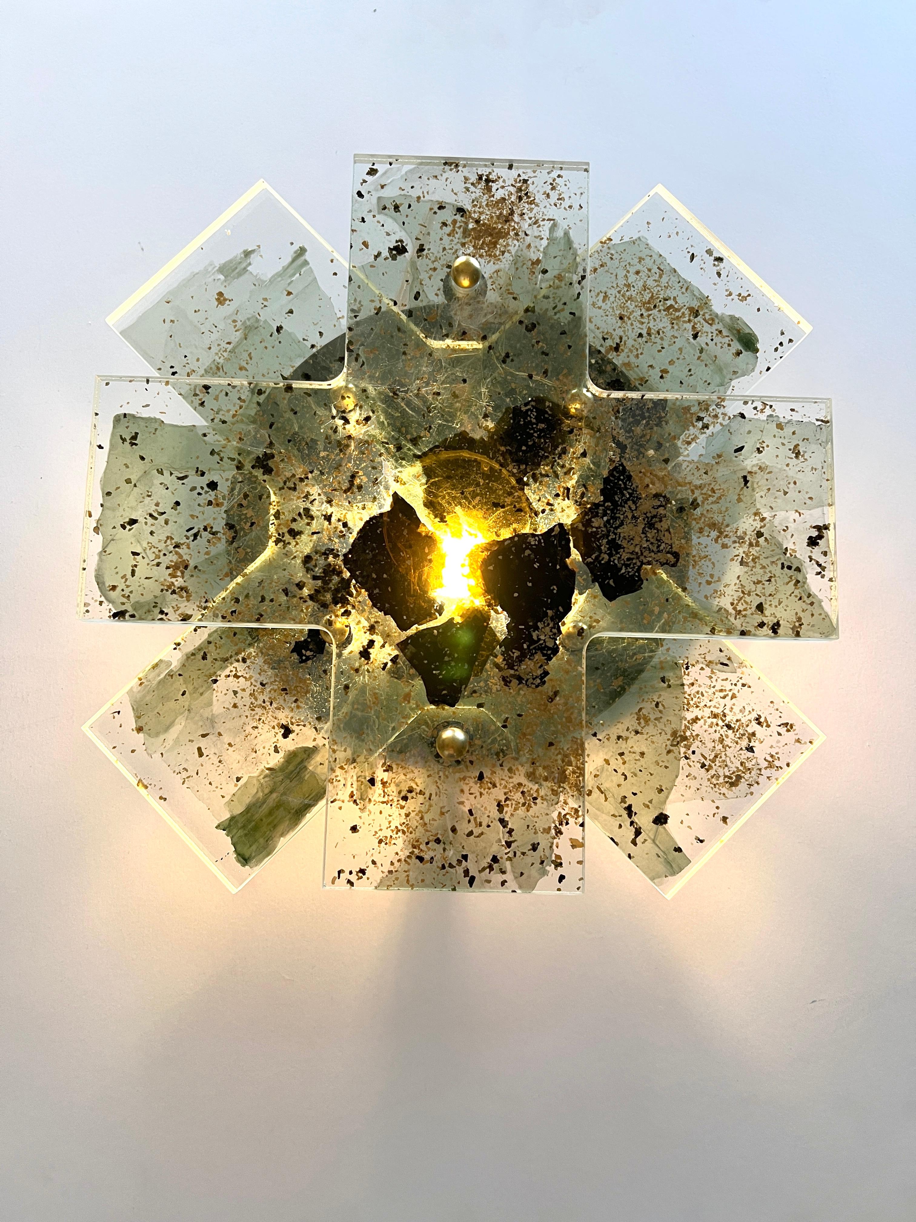 INTERMICA (NIMBUS LIGHT #1)
APPLIQUE MURALE, 2023

Verre Starphire laminé InterMica® avec paillettes de mica vertes, dorées et noires, ampoule LED 14 x 14 x 2.75 in.

InterMica est un produit de verre architectural spécialisé, fabriqué à partir de