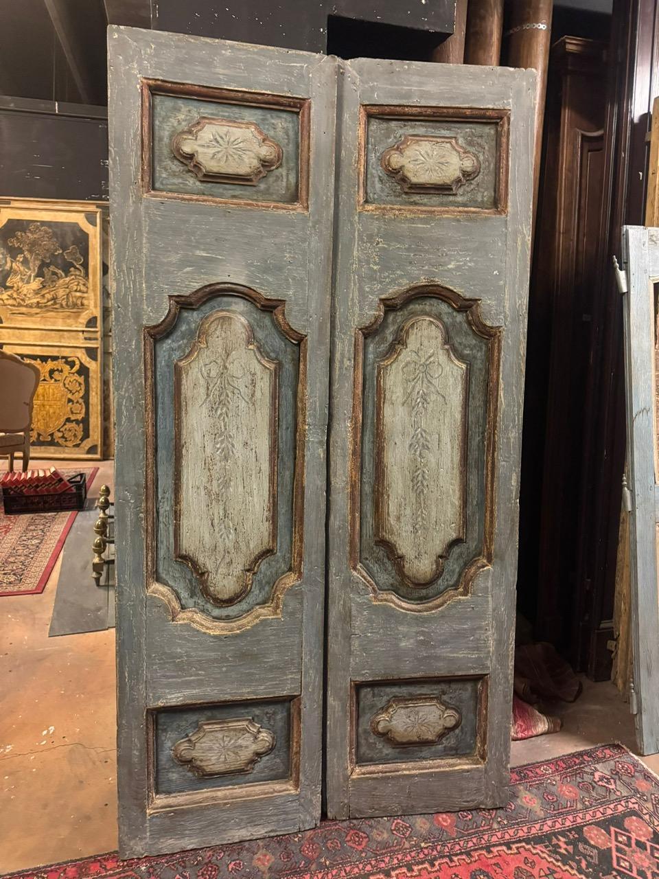 Porta interna antica a due battenti, laccata in blu, grigio e verde, pannelli ondulati intagliati e dipinti con decorazioni floreali e a foglie, retro laccato. È solida, può essere utilizzata anche come porta di piano o come porta scorrevole poiché