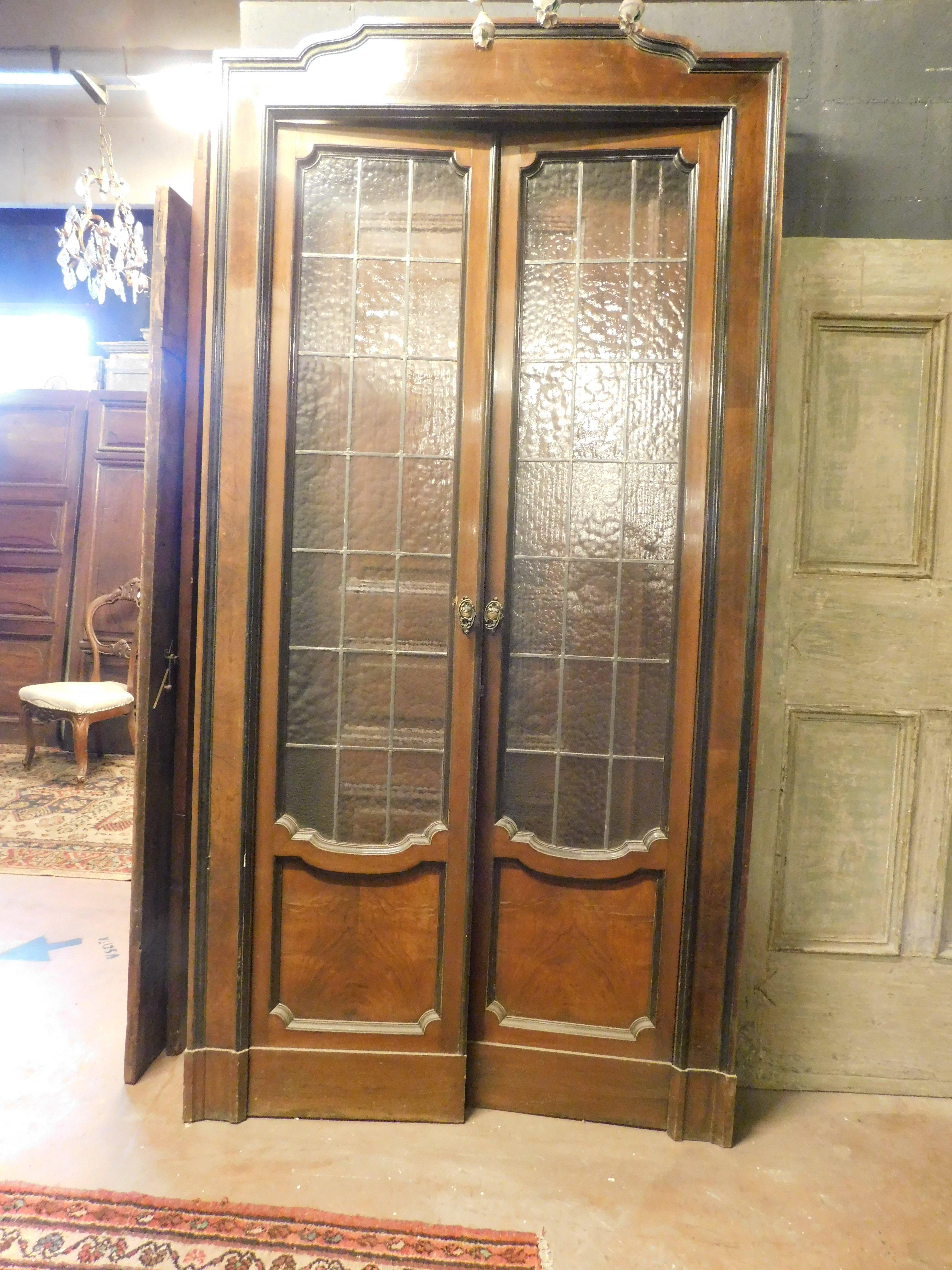 Ancienne porte d'intérieur vintage, construite en bois massif recouvert de racine de bruyère et cadres courbés, avec deux vantaux complets avec verre d'origine et cadre d'origine, de Milan, du début des années 1900, portes typiques appelées 