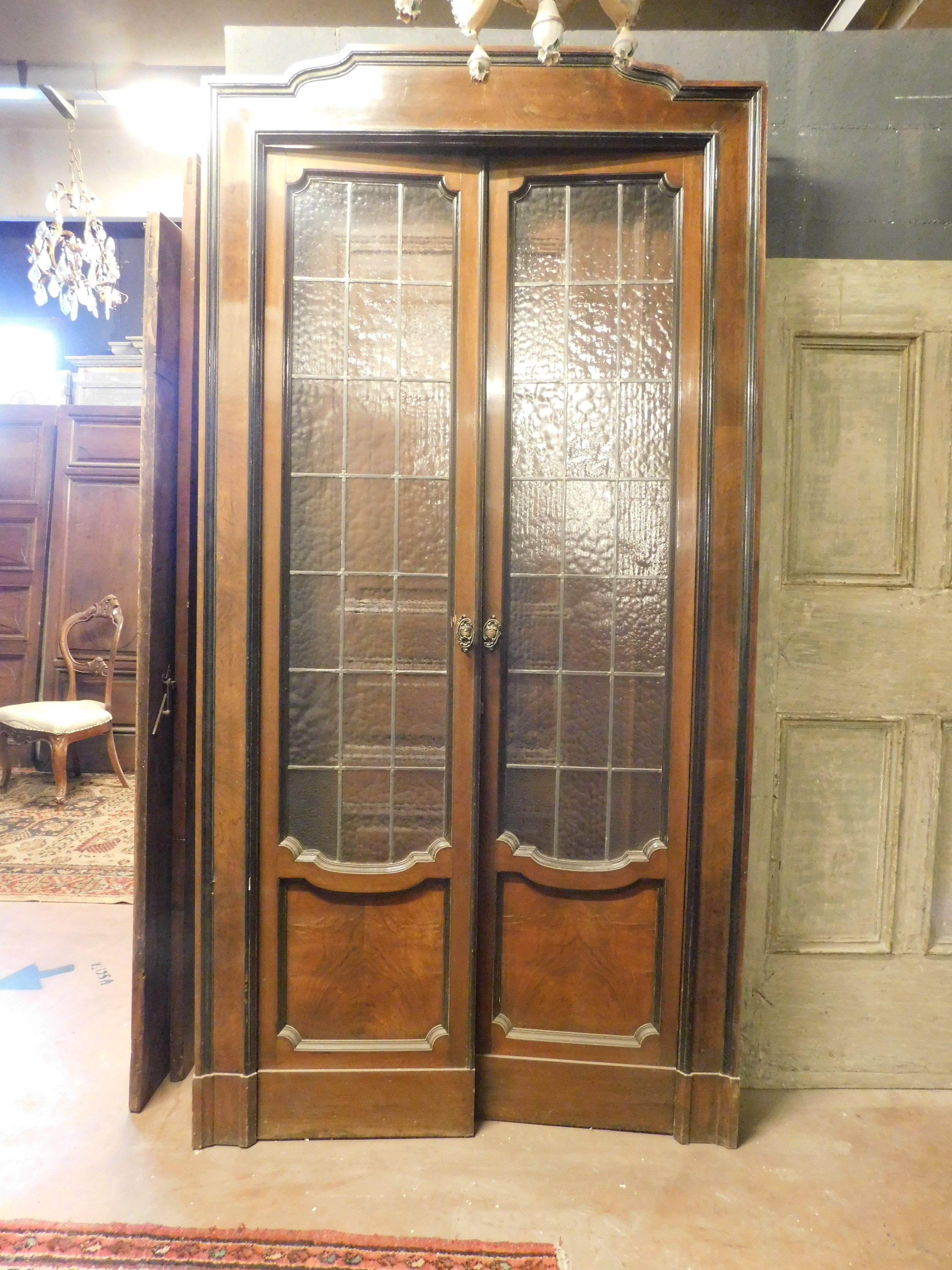 Internal wooden door with two leaves complete with glass and frame, Milan In Good Condition For Sale In Cuneo, Italy (CN)