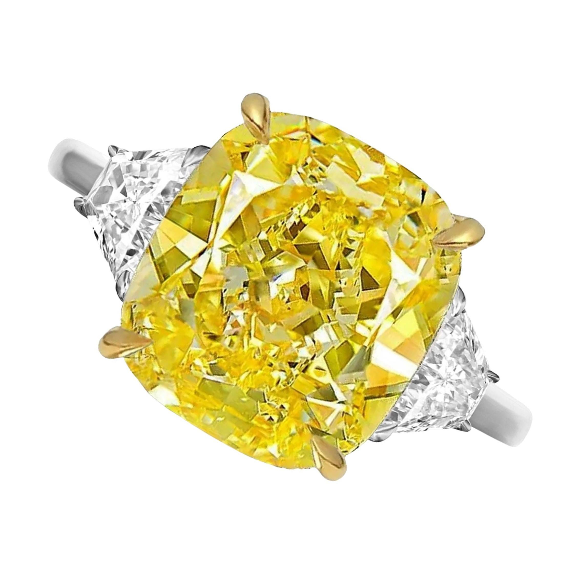 Contemporary Internally Flawless GIA Certified 4 Carat Fancy Yellow Diamond Ring For Sale