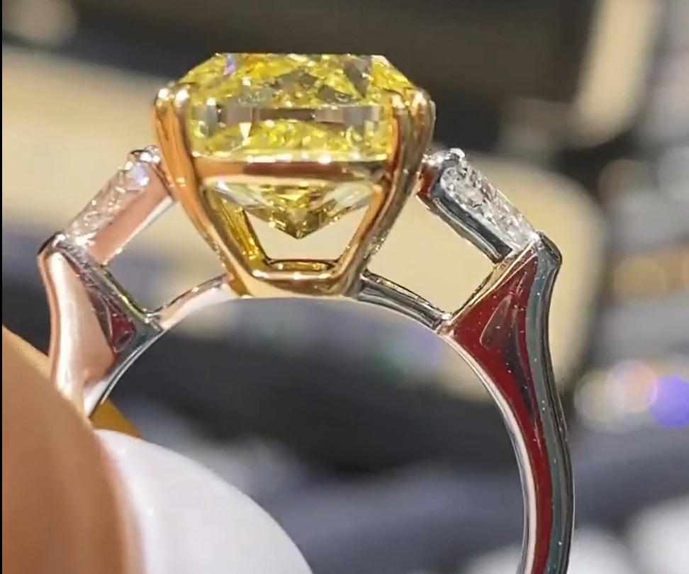 Contemporain Bague en diamant jaune fantaisie de 4 carats certifié GIA, sans défaut interne en vente