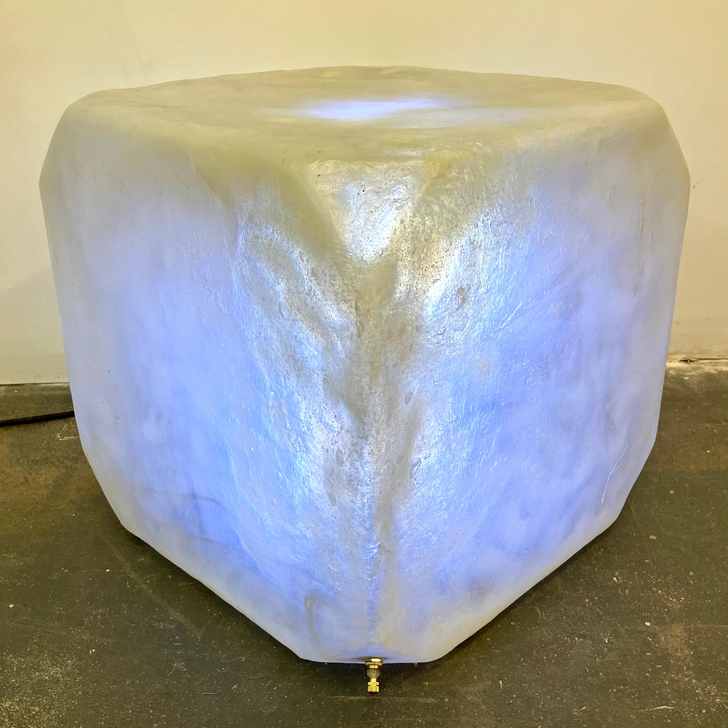 Fantastique table cubique en fibre de verre transparente moulée des années 1960, avec une surface texturée naturelle et une ampoule interne. Peut également servir de grande lampe de table ou de piédestal. Fabricant inconnu, mais pièce marquée '25'.