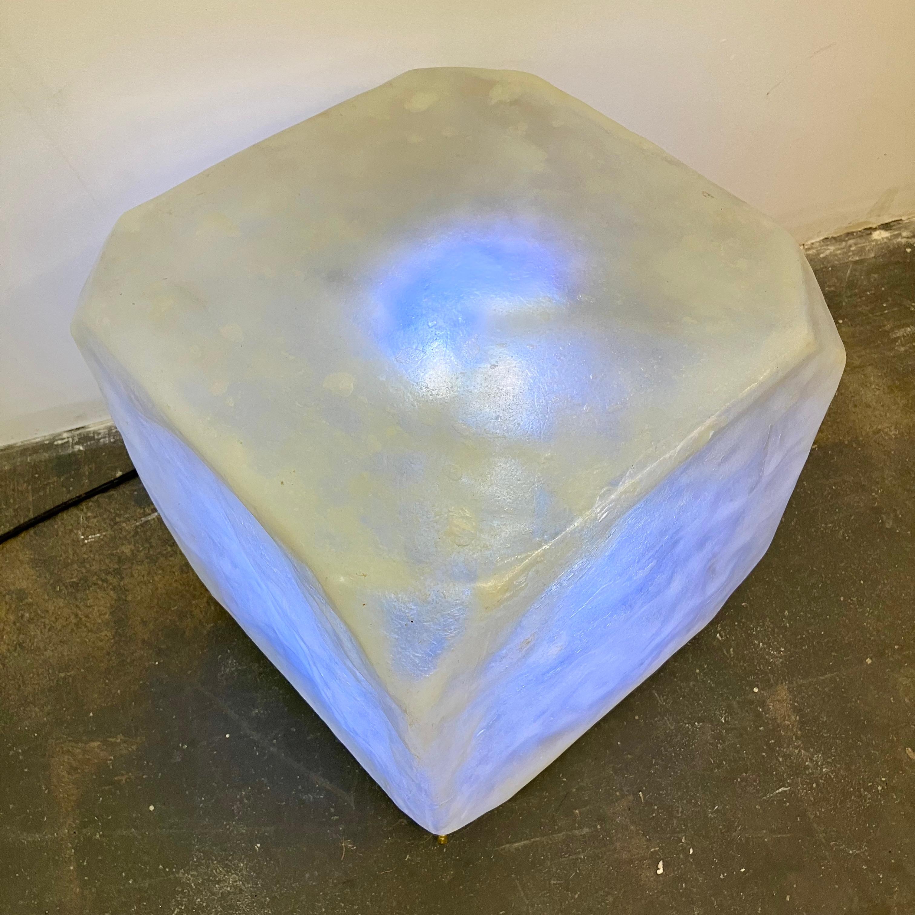Moulage Table d'appoint Pop Art « Ice Cube » à lampe interne en vente