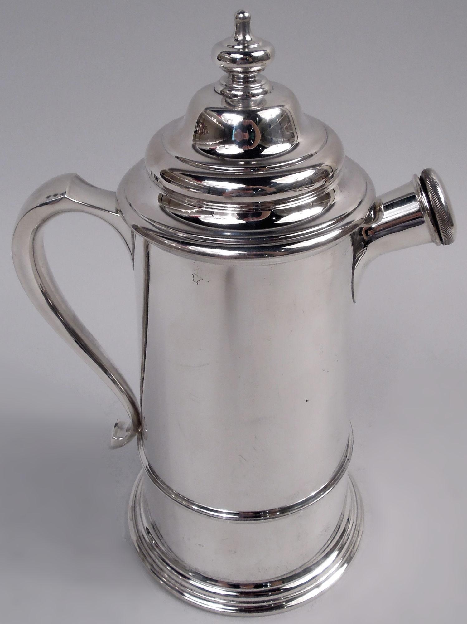 International Colonial Revival Sterling Silver Cocktail Shaker (amerikanisch) im Angebot