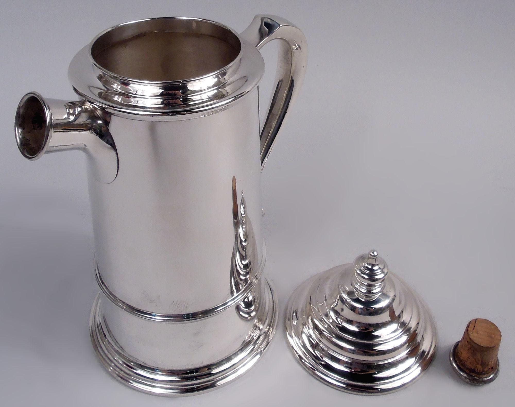 International Colonial Revival Sterling Silver Cocktail Shaker (20. Jahrhundert) im Angebot