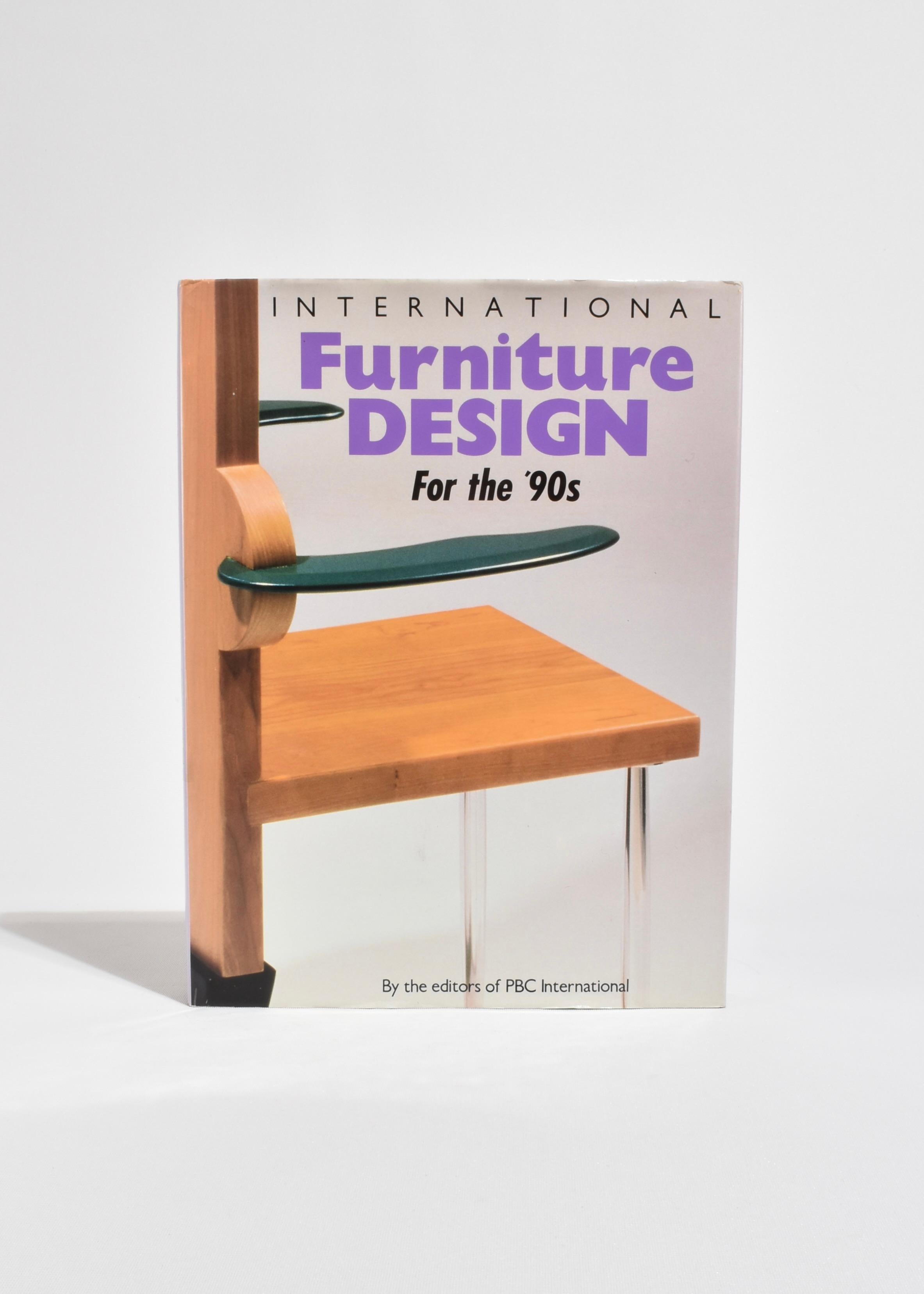 Raro libro cartonato d'epoca che cataloga il design d'arredo internazionale degli anni '90. A cura dei redattori del PBC International, pubblicato nel 1991. Prima edizione, 240 pagine.

