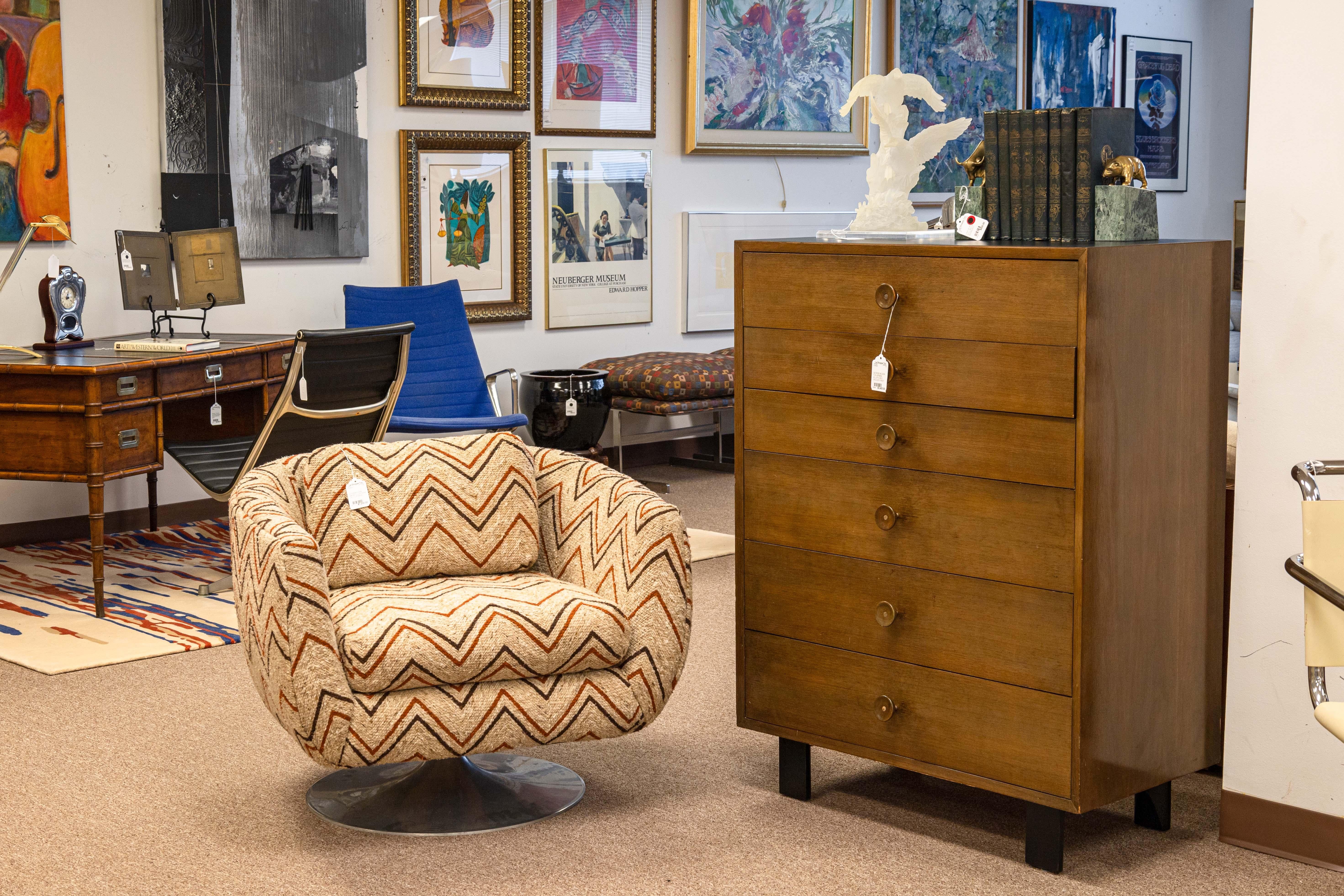 An International Furniture swivel club chair. A absolutely lovely accent chair featuring beautiful mid century modern styling. This chair features a club chair style body sitting atop a chrome tulip style base. This chair has a self correcting