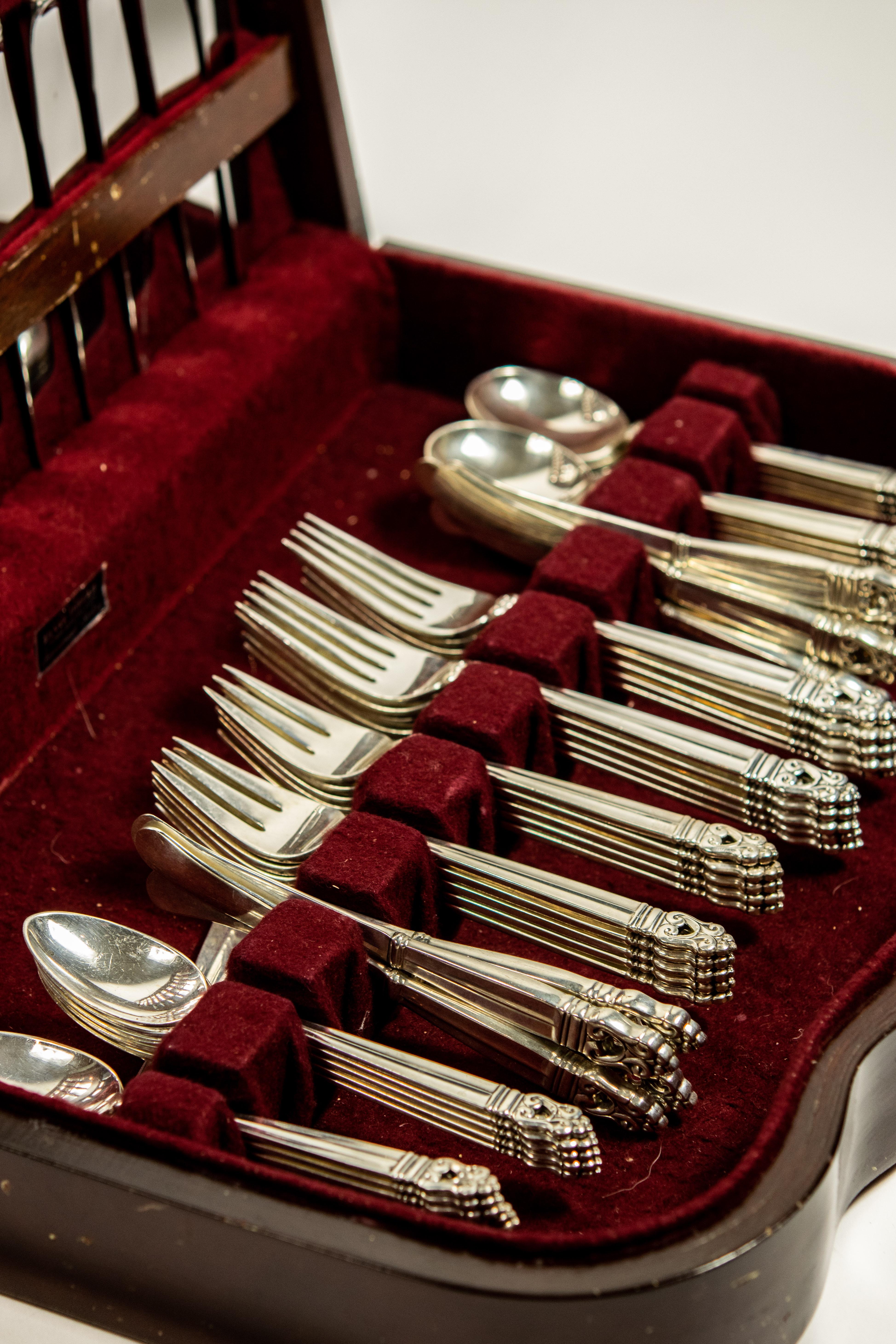 International Royal Danish Sterling Service for 12 Place Setting Flatware 76 Pcs In Good Condition In Miami Beach, FL