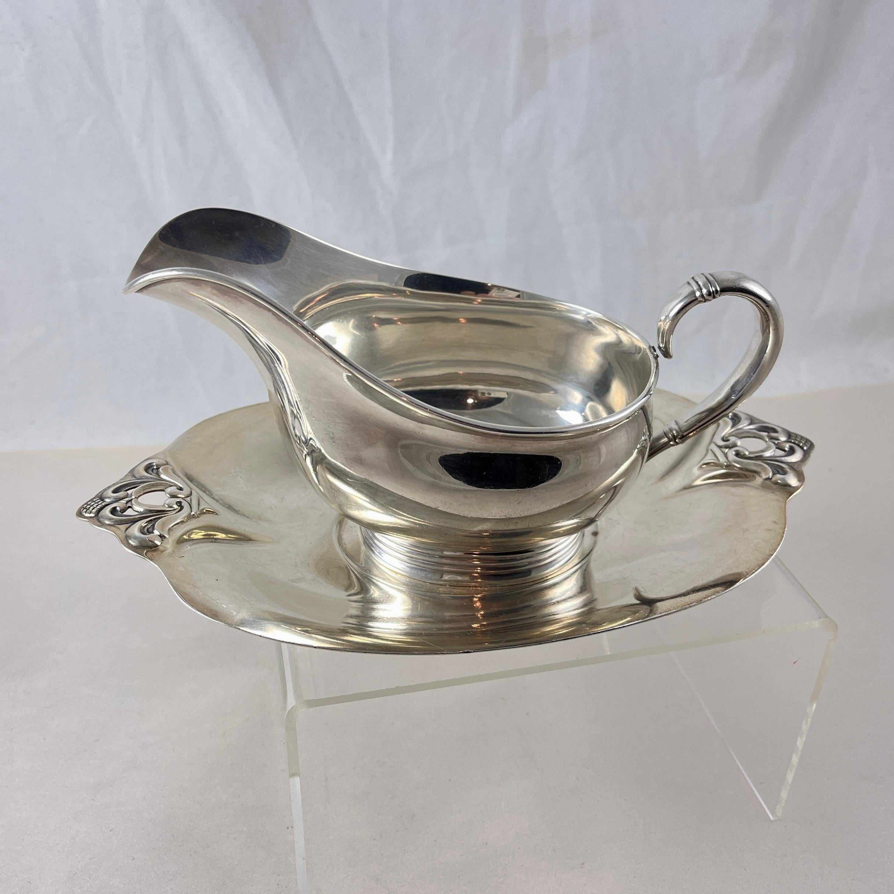 Provenant d'une succession de Philadelphie, une saucière en argent sterling à motif royal danois sur pied, fabriquée par International Silver à Meriden, Conn, portant la date de 1939.

L'International Silver Company a été fondée en 1898.