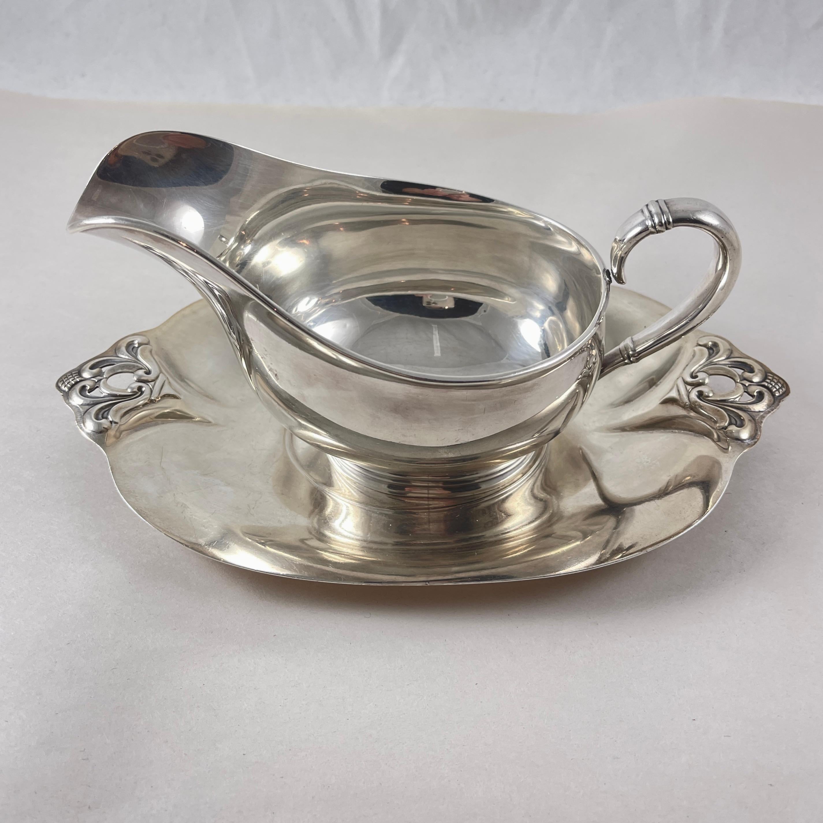 International Royal Danish Sterling Silver Gravy Boat on Stand Bon état - En vente à Philadelphia, PA