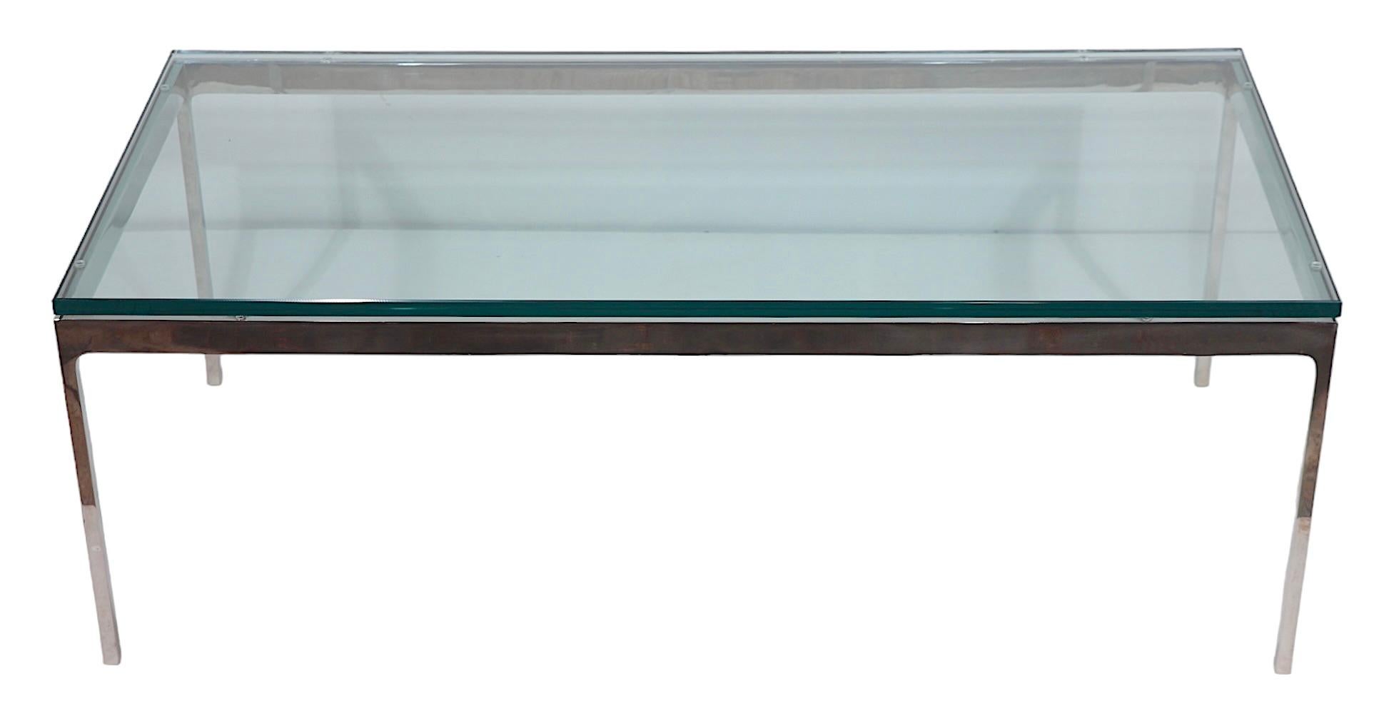 Exceptionnelle table basse internationale de style Bauhaus conçue par Nicos Zographos vers les années 1970. De son groupe emblématique de la série 35, il s'agit de la version rectangulaire, peu fréquente, en très bel état, propre et prête à