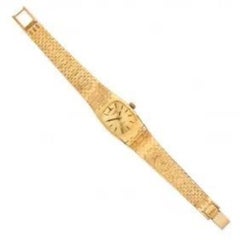 Montre-bracelet texturée en or 18 carats avec cadran en champagne de Golding Co.