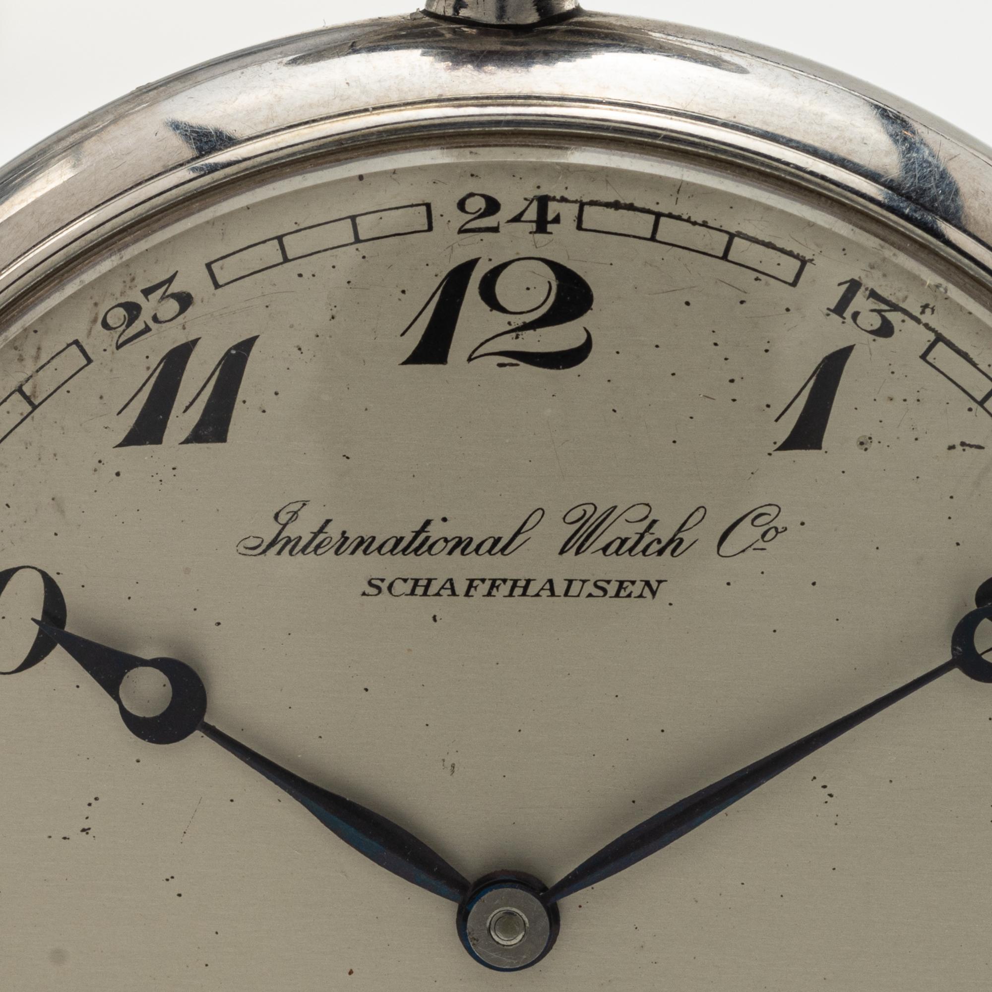 
International Watch Co.
Edelstahl-Open-Face-Uhr
aufklappbare Küvette und Gehäuseboden
Fall Nr.1022878, Bewegung Nr.970059, 
um 1940. 
Schlüsselloses, bis zum Kleinbodenrad mit Steinen besetztes Ankerwerk, Mikrometer-Regulator und Spiralfeder für