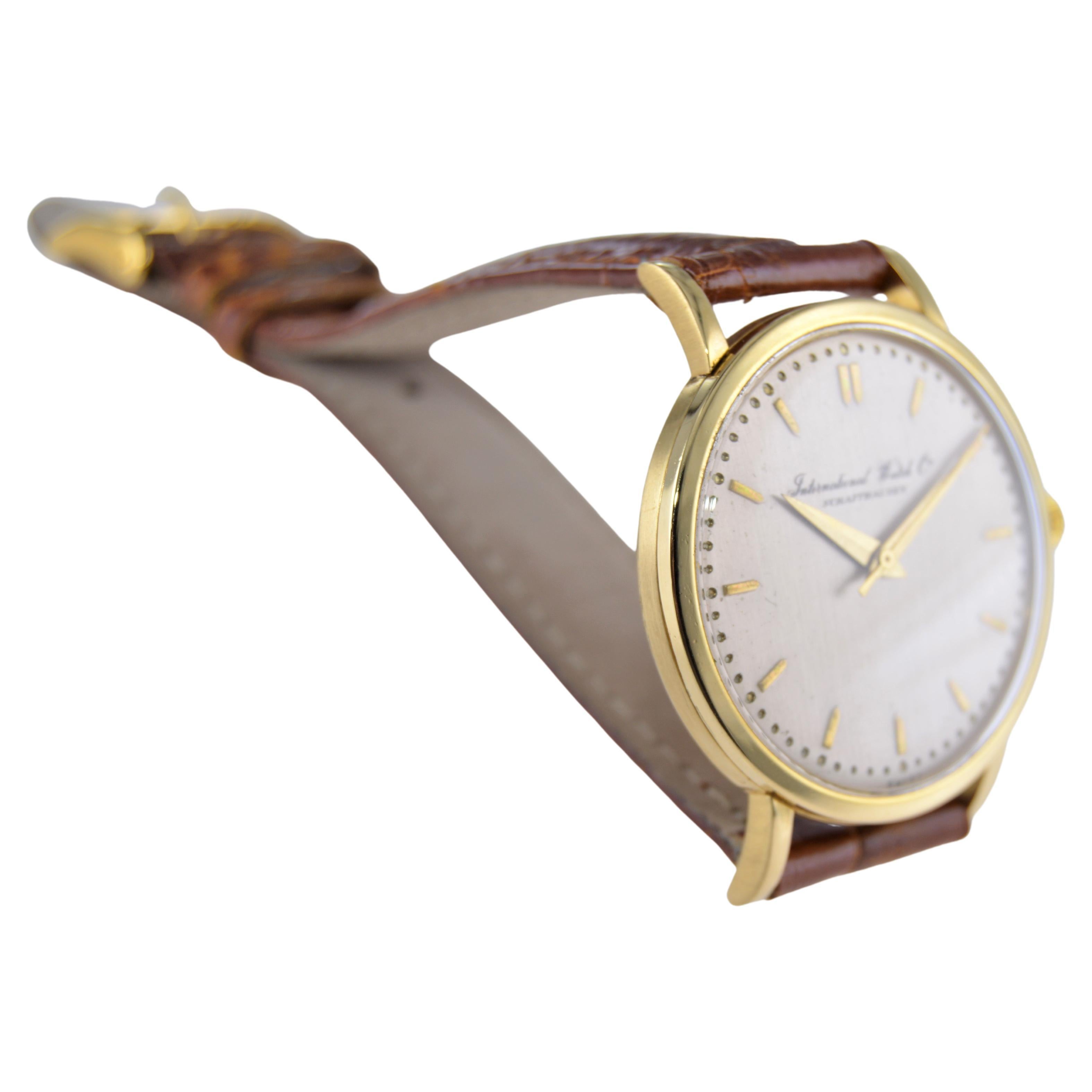 International Watch Company 18 Karat Gold Art Deco Full Size Wristwatch, 1940s For Sale 1
