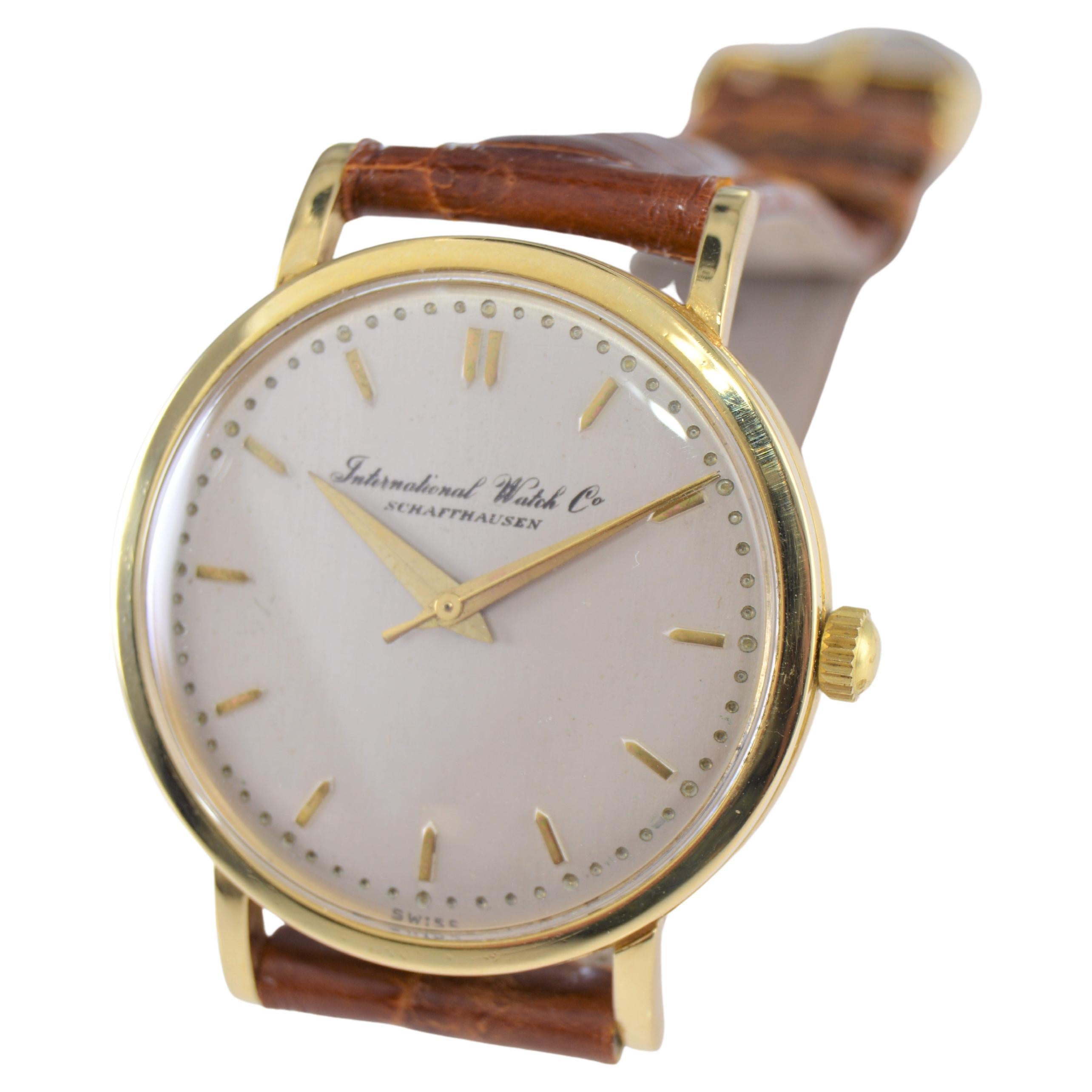 International Watch Company 18 Karat Gold Art Deco Full Size Wristwatch, 1940s For Sale 3
