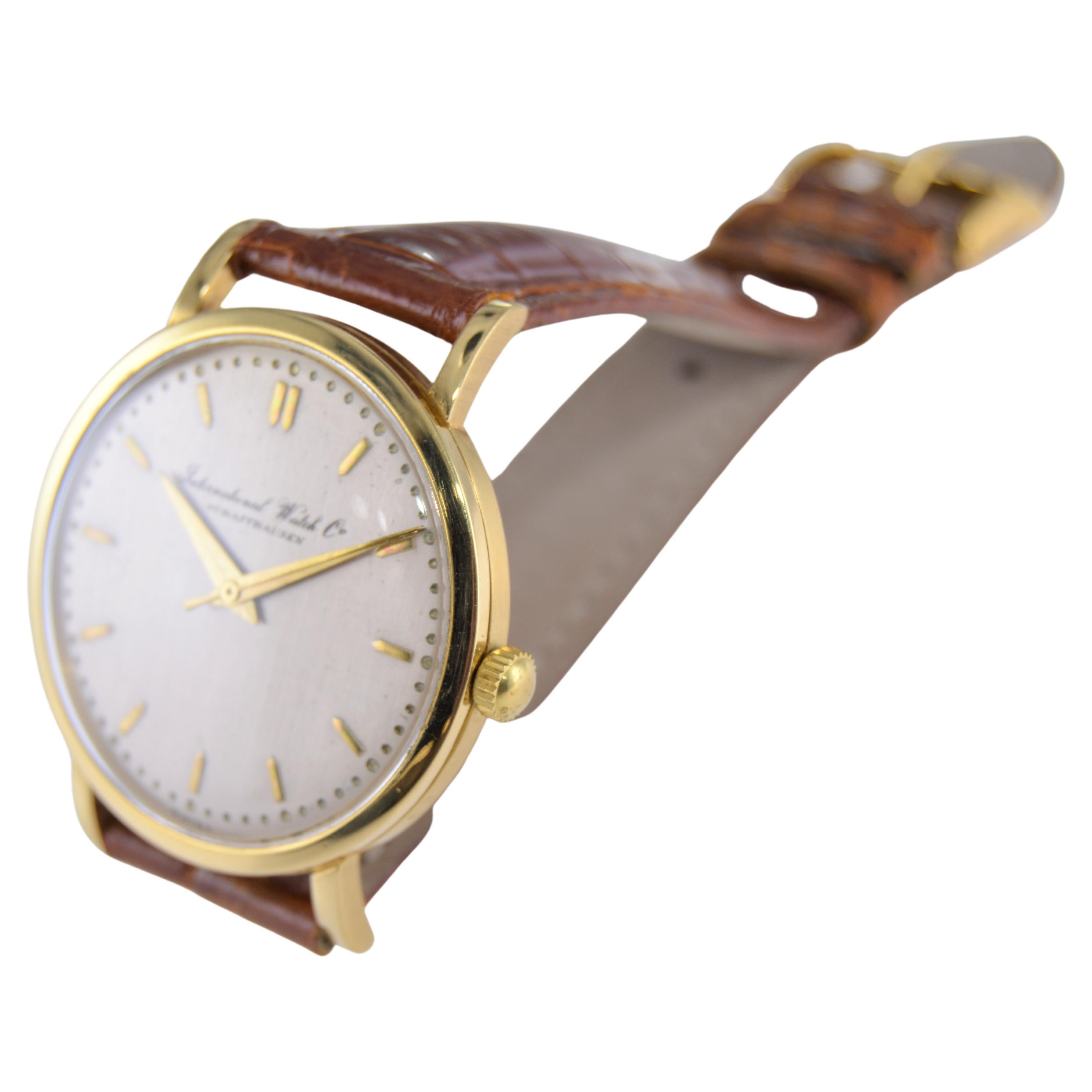 International Watch Company 18 Karat Gold Art Deco Full Size Wristwatch, 1940s For Sale 4
