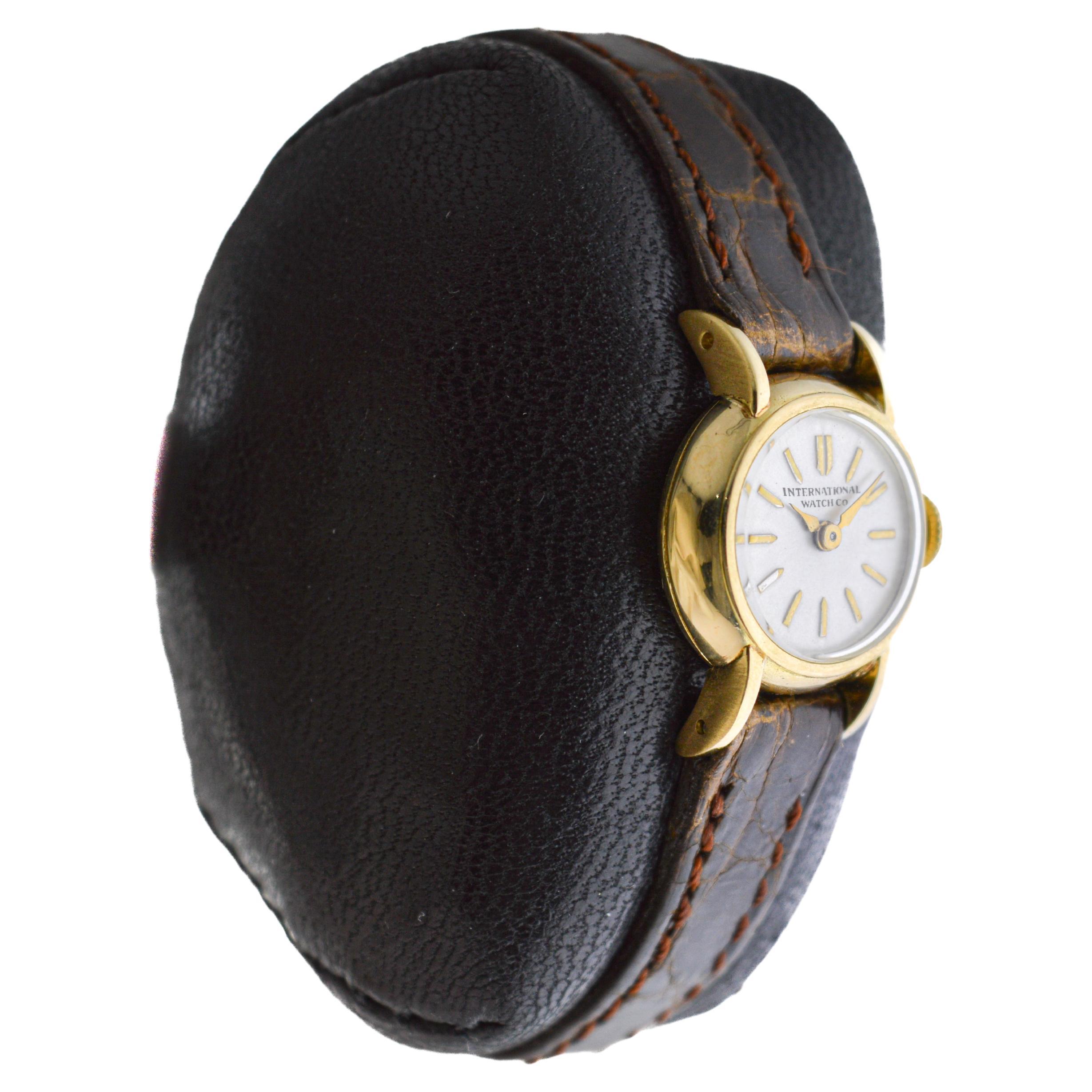 International Watch Company ou IWC Montre pour dames en or massif 18Kt Excellent état - En vente à Long Beach, CA