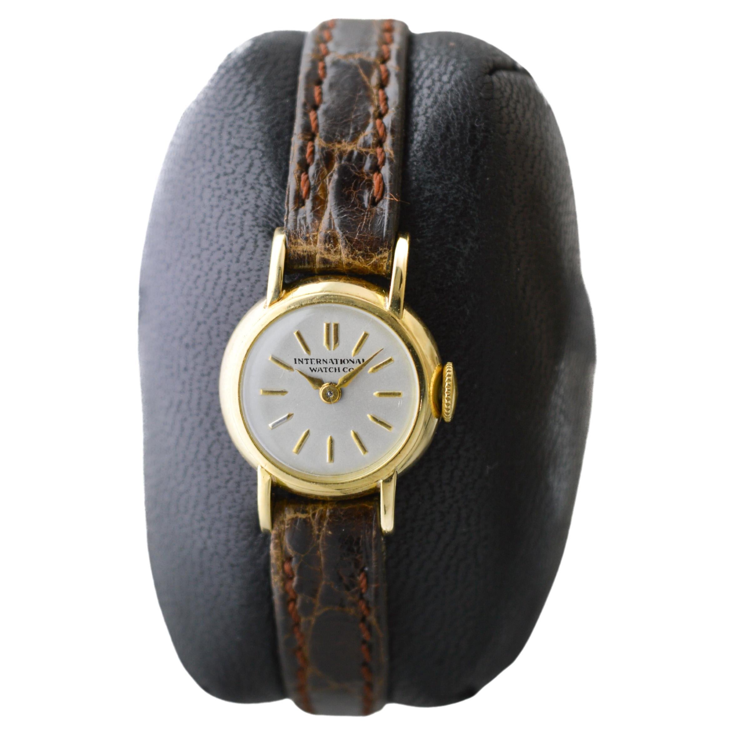 International Watch Company ou IWC Montre pour dames en or massif 18Kt en vente 1