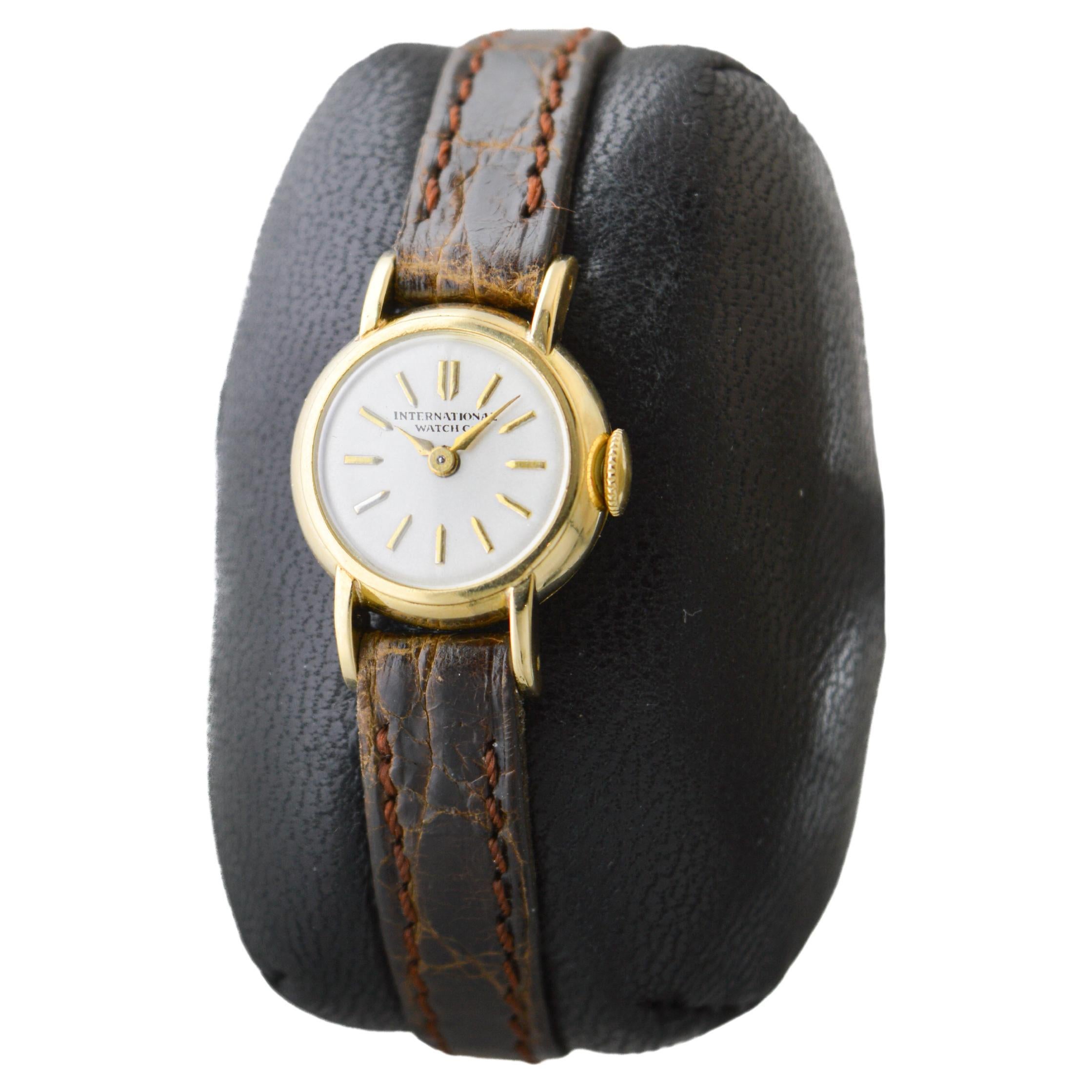 International Watch Company ou IWC Montre pour dames en or massif 18Kt en vente 2