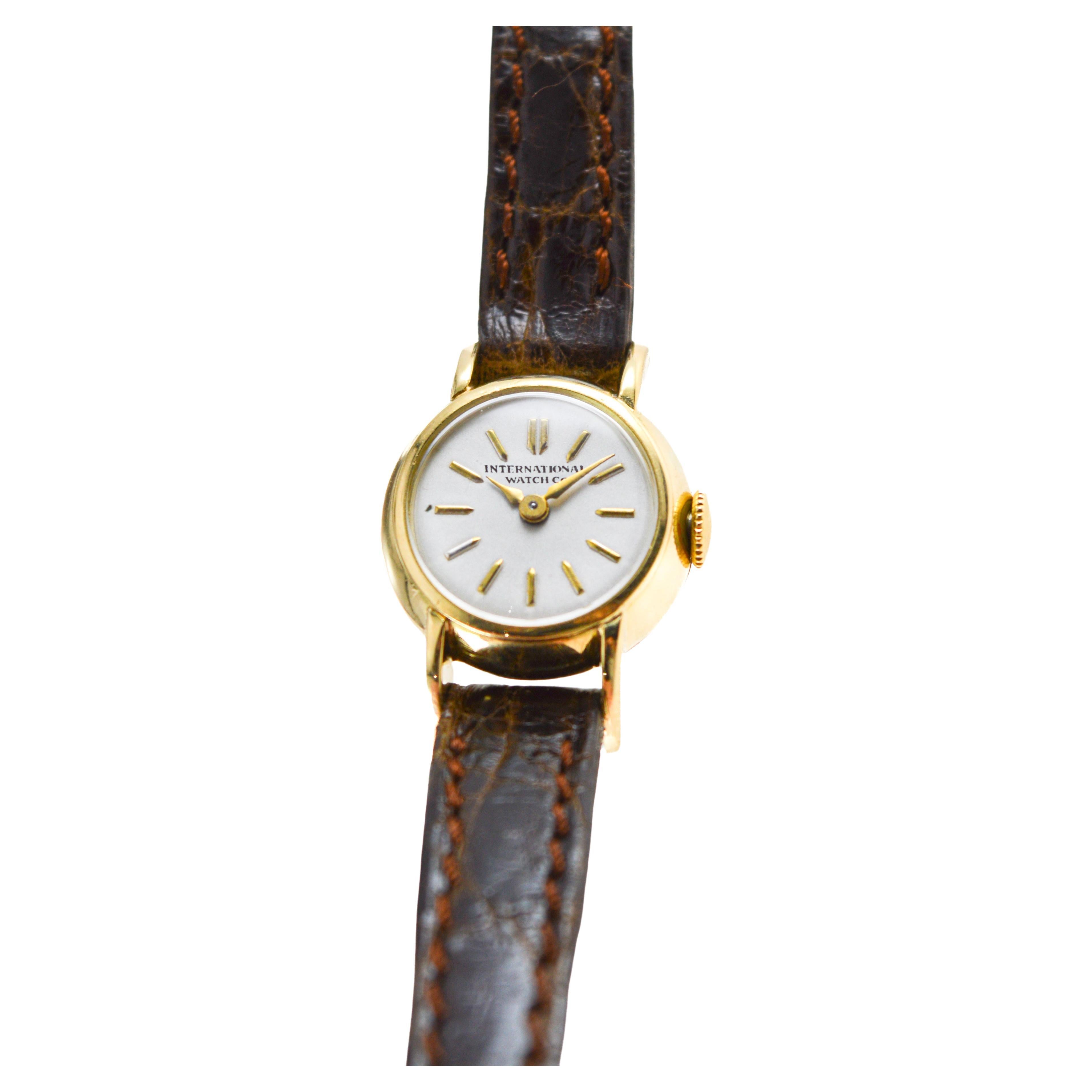 International Watch Company ou IWC Montre pour dames en or massif 18Kt en vente 3