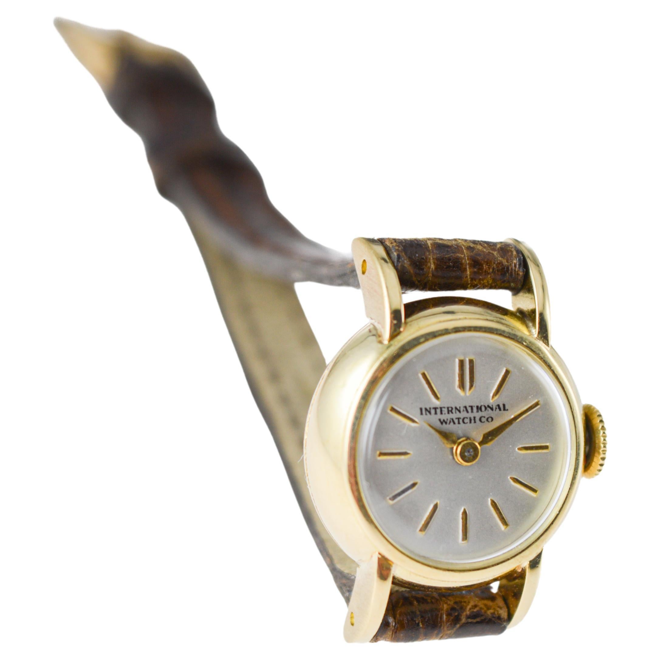 International Watch Company ou IWC Montre pour dames en or massif 18Kt en vente 4