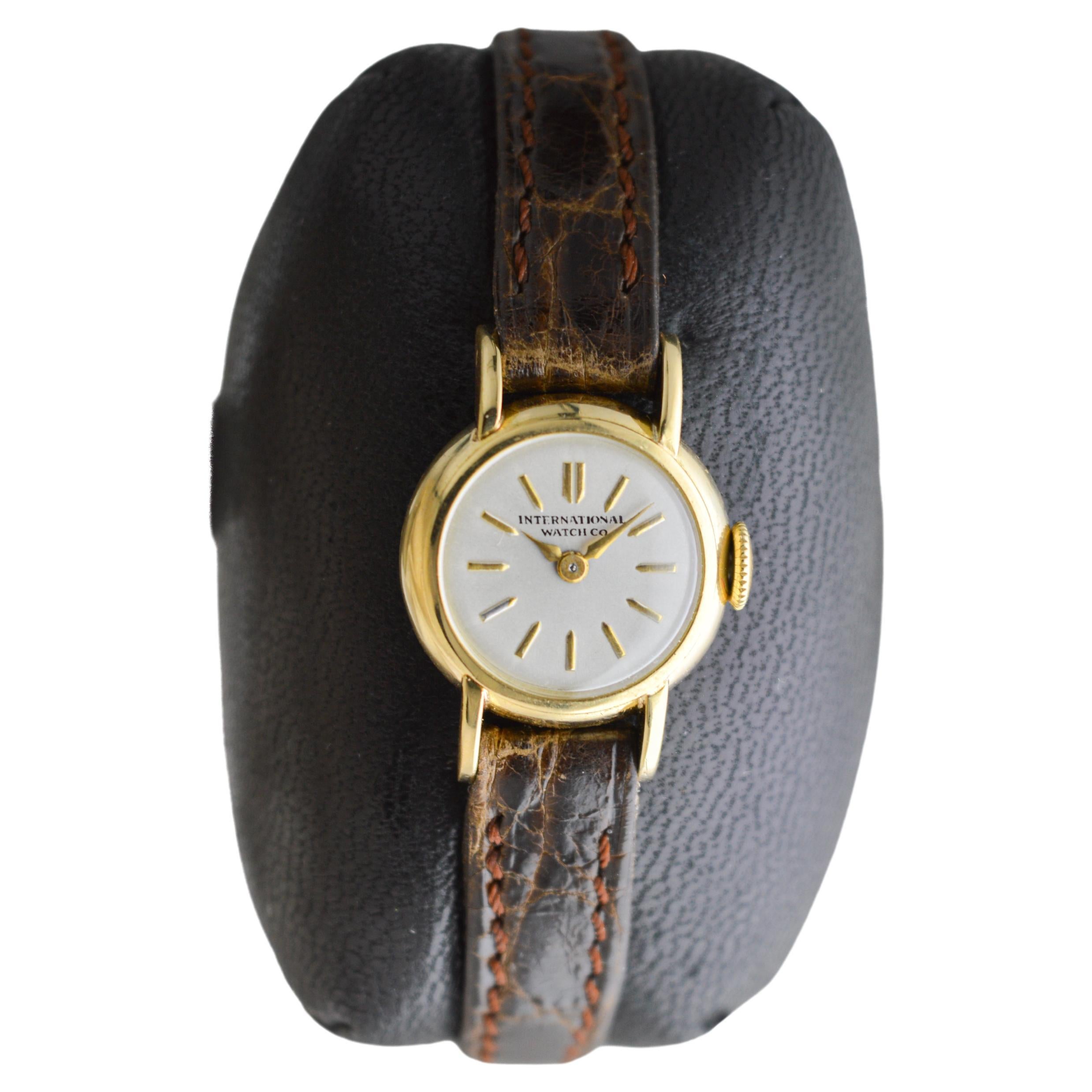 International Watch Company ou IWC Montre pour dames en or massif 18Kt en vente