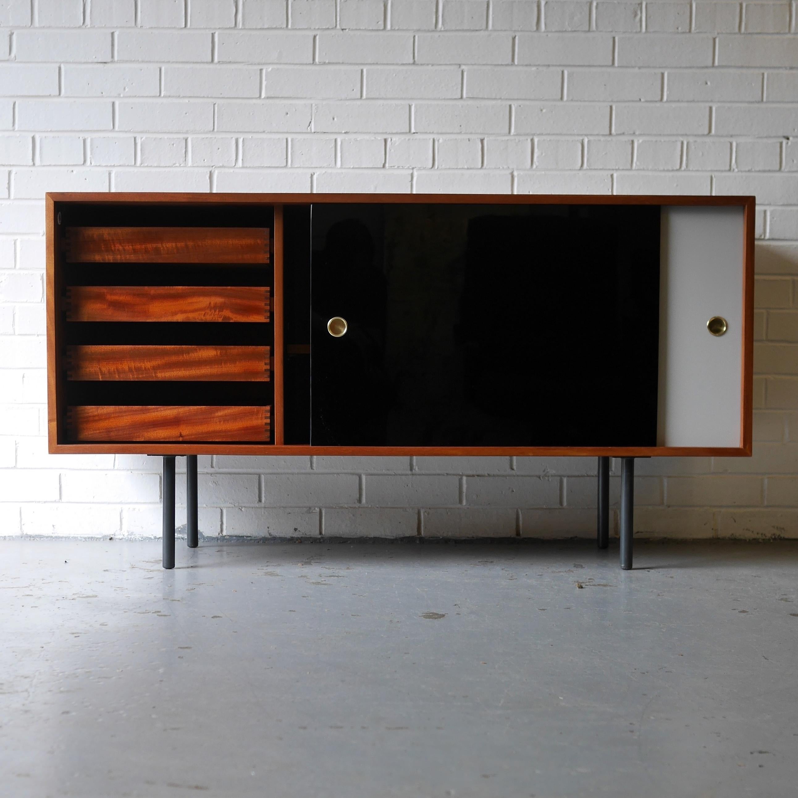An incredibly rare and hugely collectable sideboard in outstanding restored condition. This Interplan unit L sideboard by Robin Day for Hille UK, features the most desirable configuration with a fully fitted interior of four solid mahogany drawers