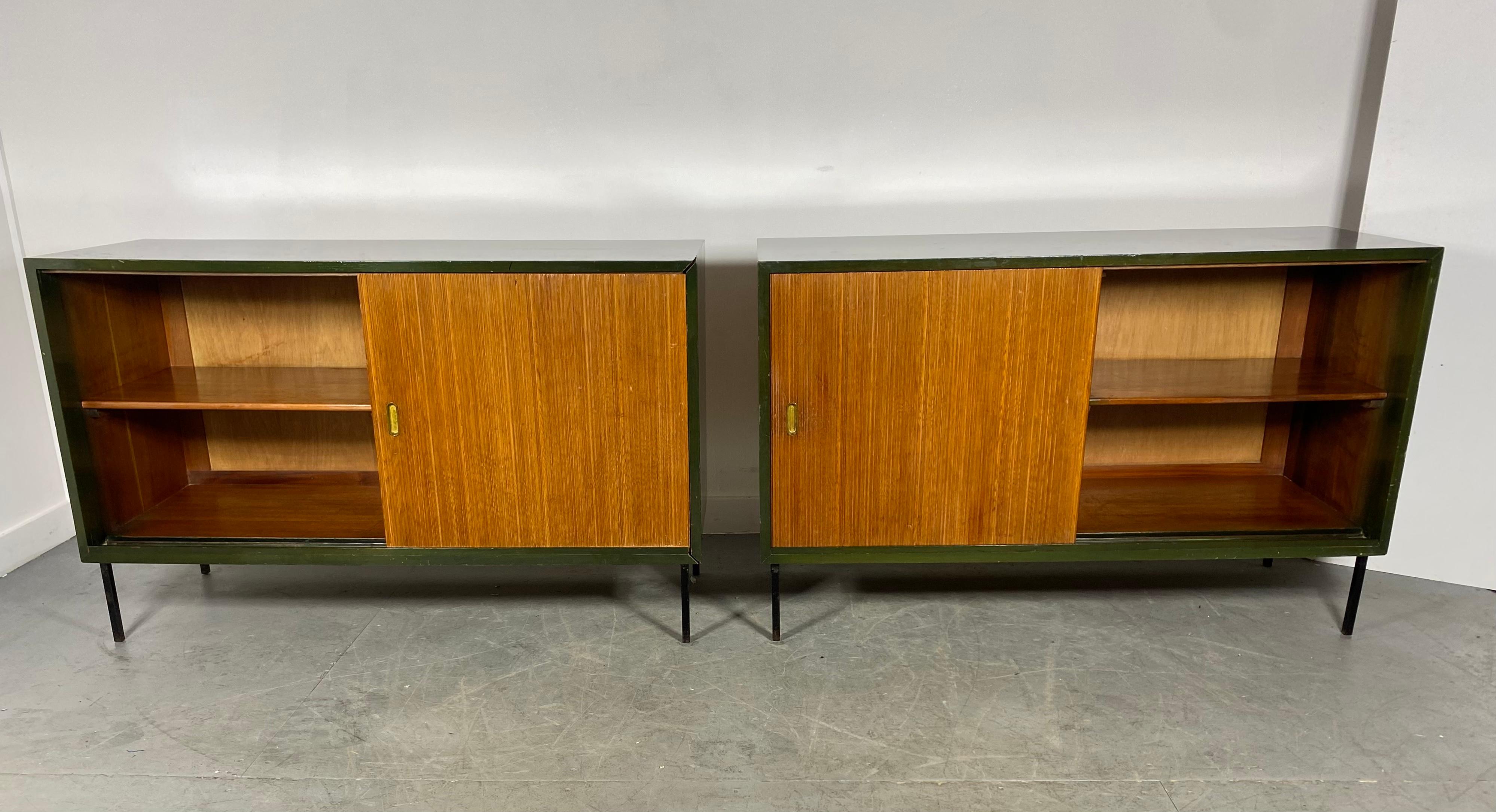 Superbe paire de buffets, armoires et bars secs Unit 'K' conçus par Robin Day dans le cadre de la gamme Interplan pour Hille en 1954, Conserve leurs cadres d'origine en laque verte CUSTOM, portes coulissantes inhabituelles en teck nervuré, pieds