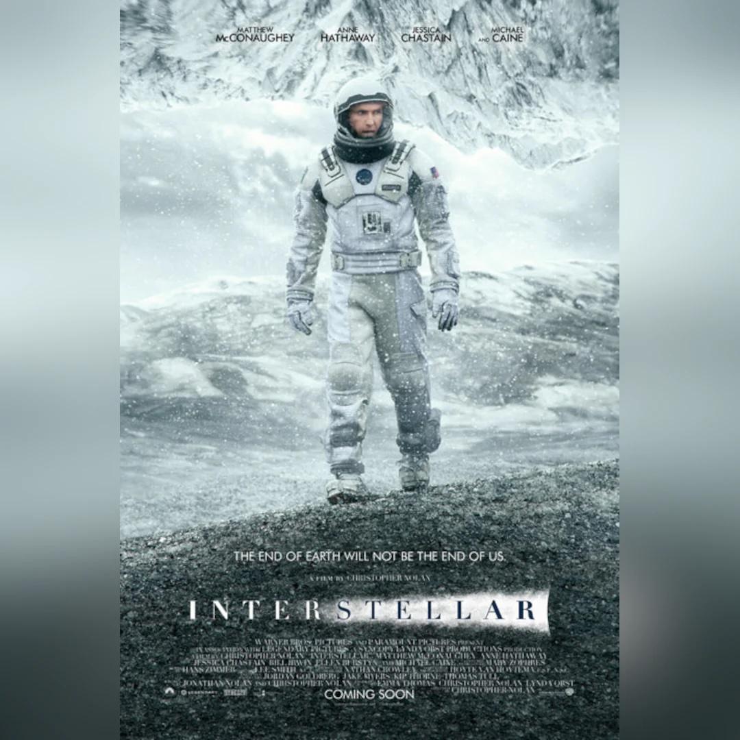 Interstellar (2014)
Original US One Sheet (27 X 40 Zoll)

Als die Erde in der Zukunft unbewohnbar wird, erhält der Farmer und ehemalige NASA-Pilot Joseph Cooper den Auftrag, zusammen mit einem Team von Forschern ein Raumschiff zu steuern, um einen
