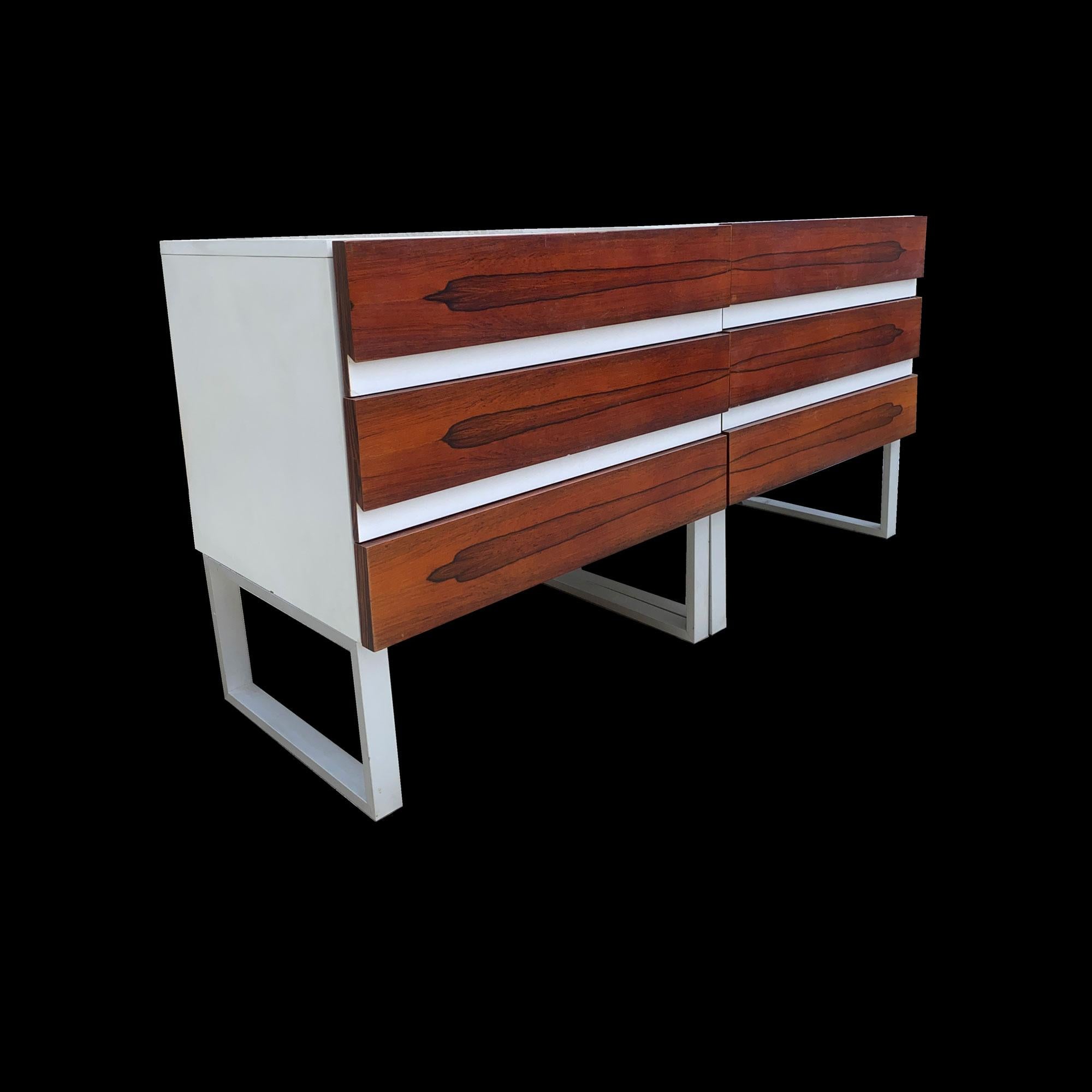 Interlübke

Coppia di piccole cassettiere o comodini del marchio Interlüke in laminato bianco, base in alluminio anodizzato, cassetti in legno pregiato impiallacciato