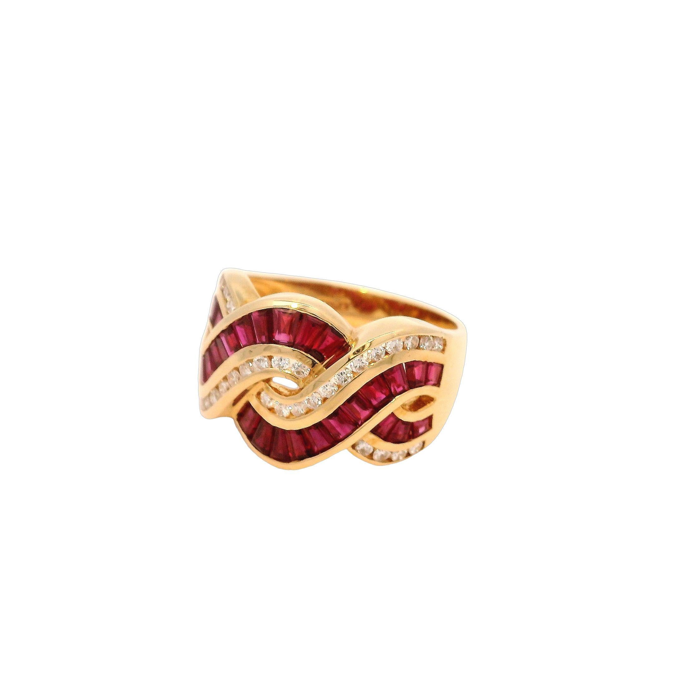 Contemporain Bague en or jaune 18 carats avec rubis baguette et diamant rond brillant entrelacés en vente