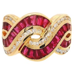 Ineinander verschlungener Ring mit Baguette-Rubin und rundem Brillantdiamanten aus 18 Karat Gelbgold