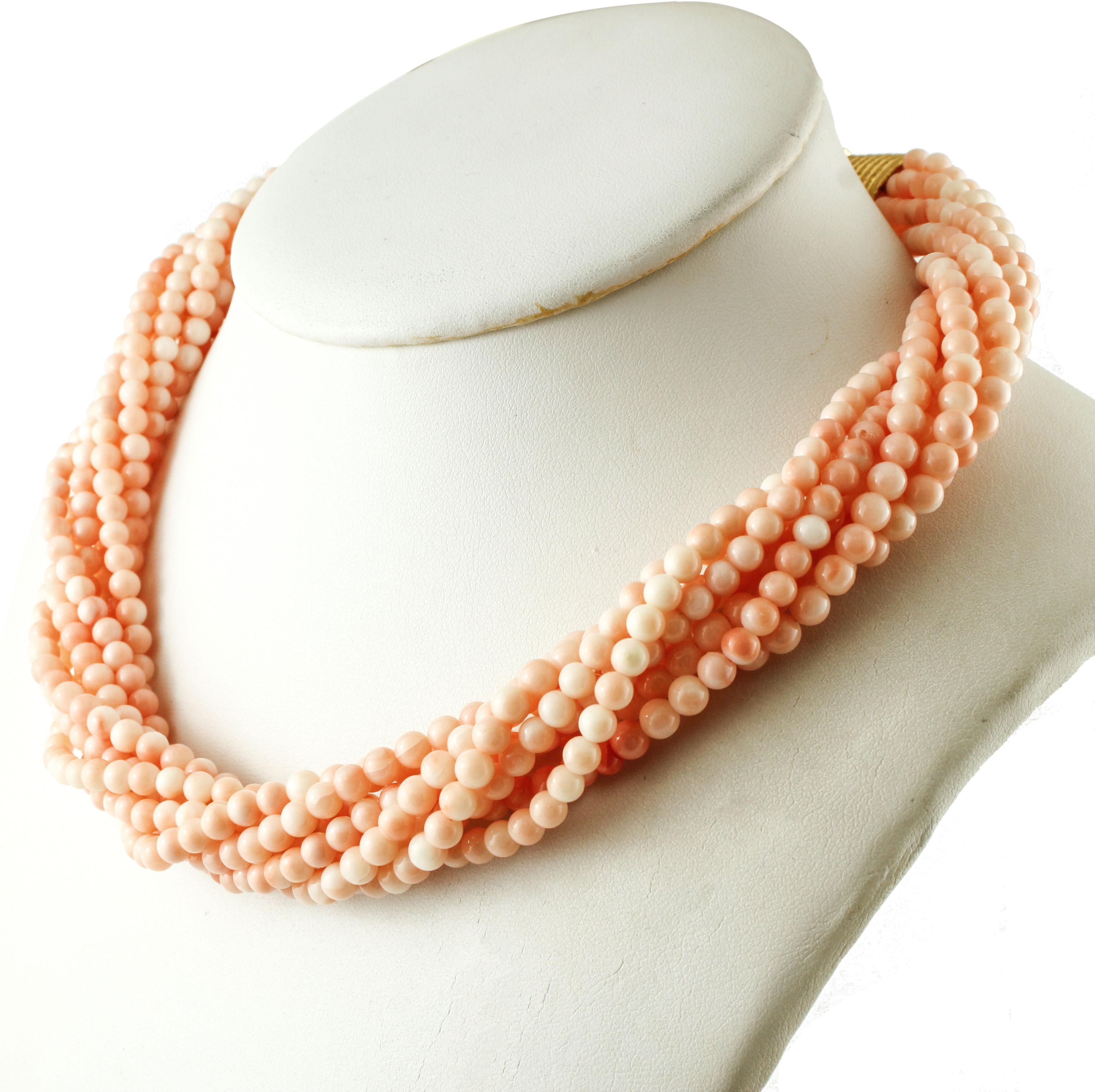 Verflochtene Perlen Rosa  Korallenkugel-Halskette, Verschluss aus 18 Karat Gelbgold (Retro) im Angebot