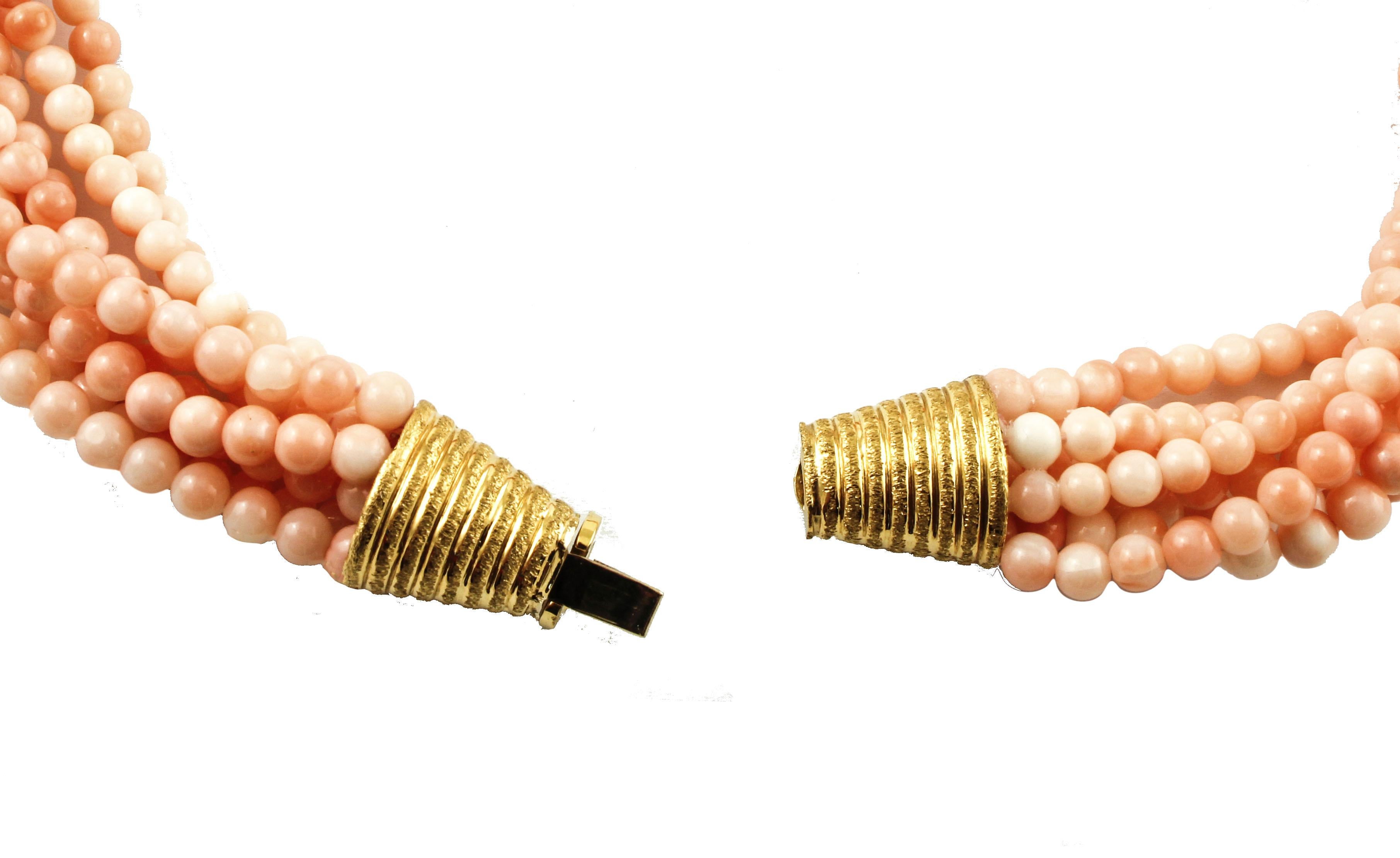 Verflochtene Perlen Rosa  Korallenkugel-Halskette, Verschluss aus 18 Karat Gelbgold (Rundschliff) im Angebot