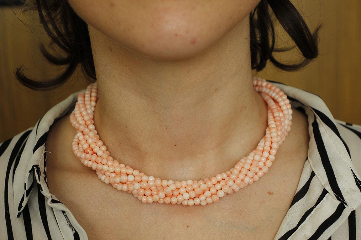 Perles entrelacées rose  Collier sphériques en corail, fermeture en or jaune 18 carats Excellent état - En vente à Marcianise, Marcianise (CE)
