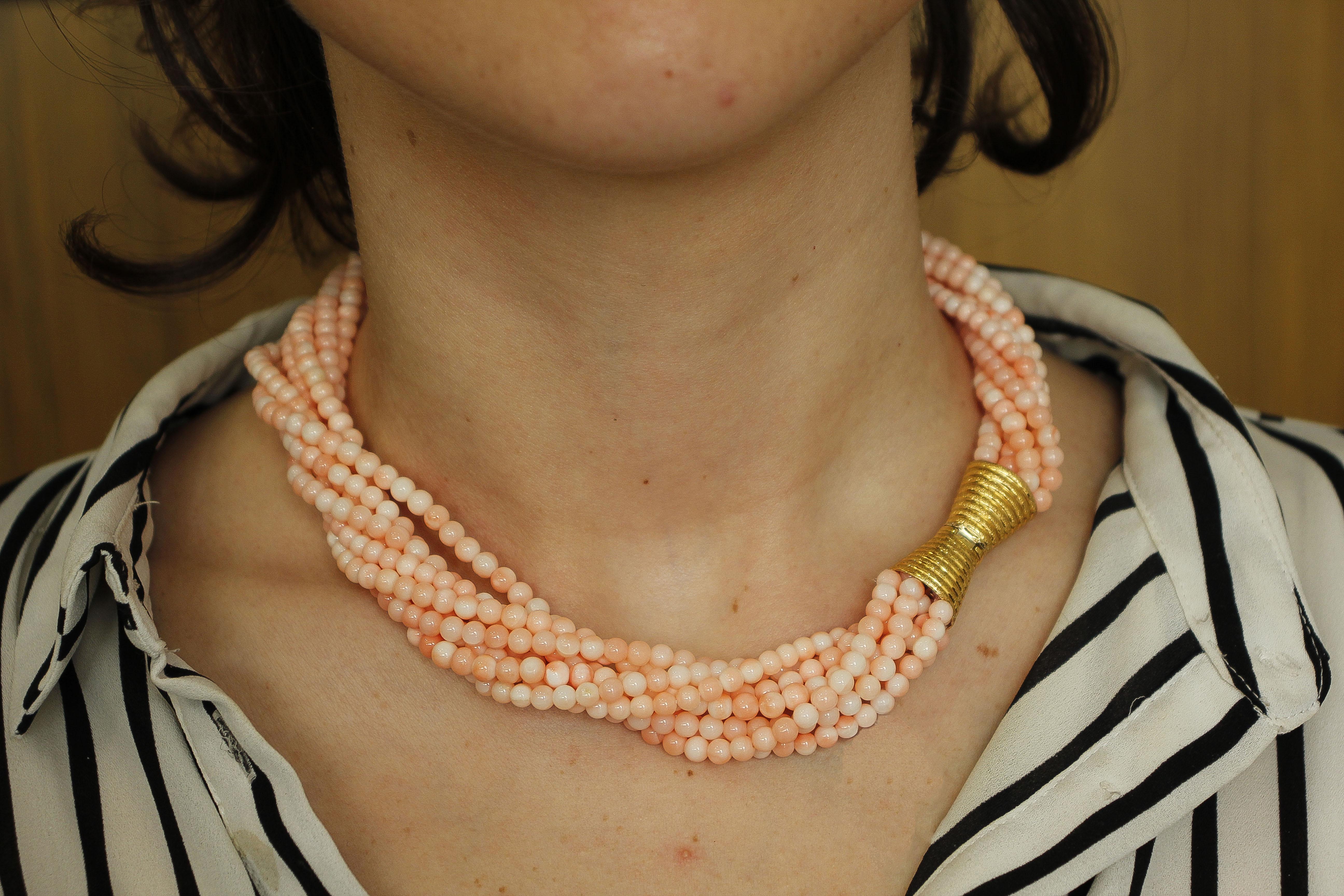 Retro Intertwined Beaded Pink  Coral Spheres Necklace, 18K Yellow Gold Closure For Sale