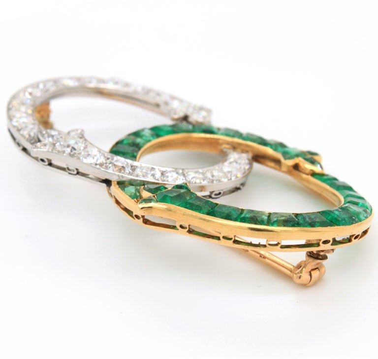 Intertwined Emerald and Diamond Brooch, French, by George Fonsèque, circa 1910s In Excellent Condition For Sale In Idar-Oberstein, DE