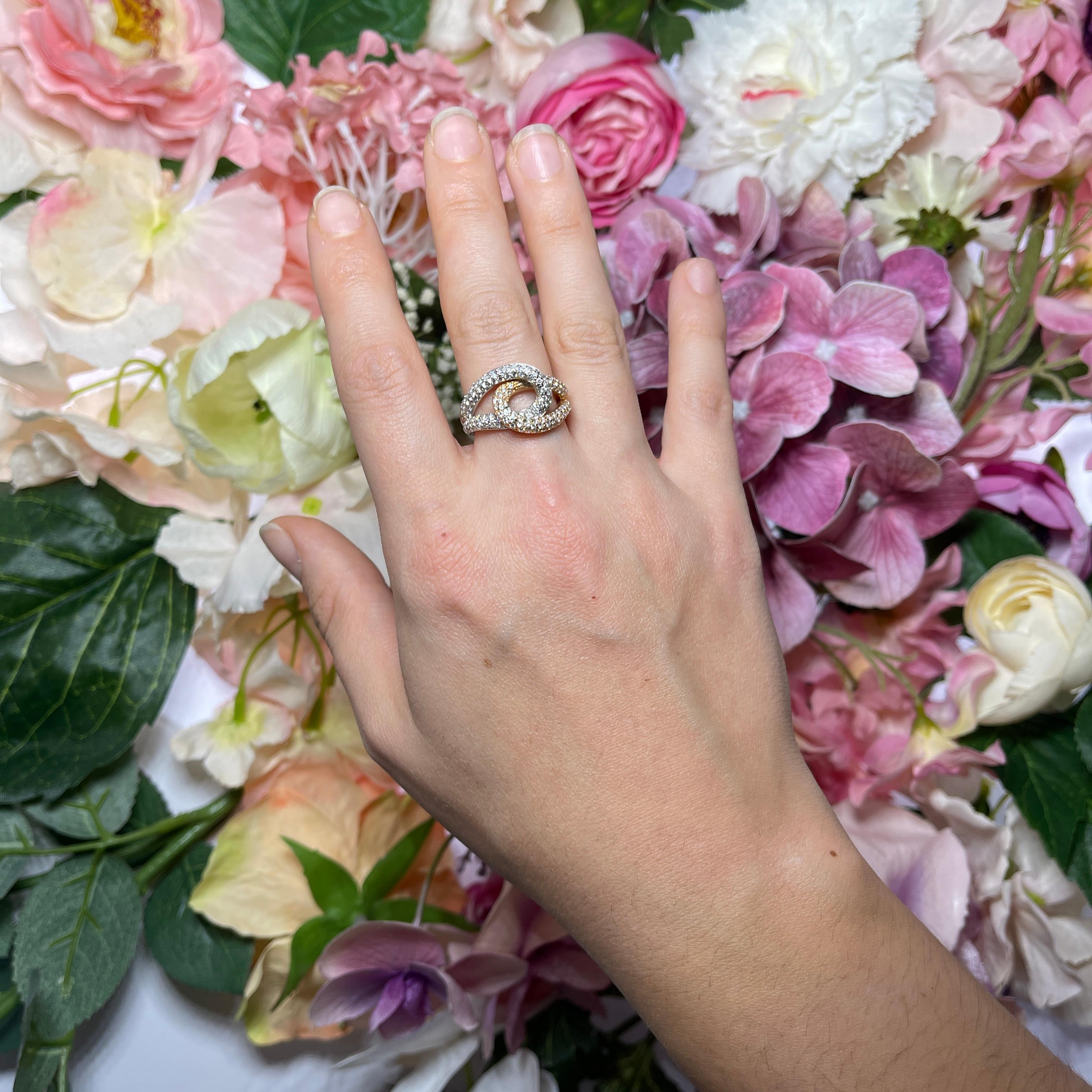 Intertwined Loops White and Rose Gold Ring with Diamond Pavé In New Condition For Sale In Bergamo, BG