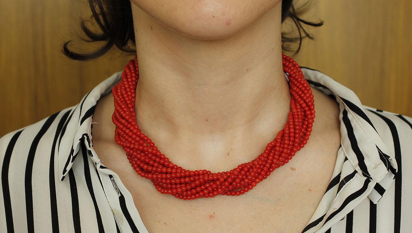 Retro Intertwined Multi-Strands Red Beaded Coral Necklace 18K Yellow Gold Closure